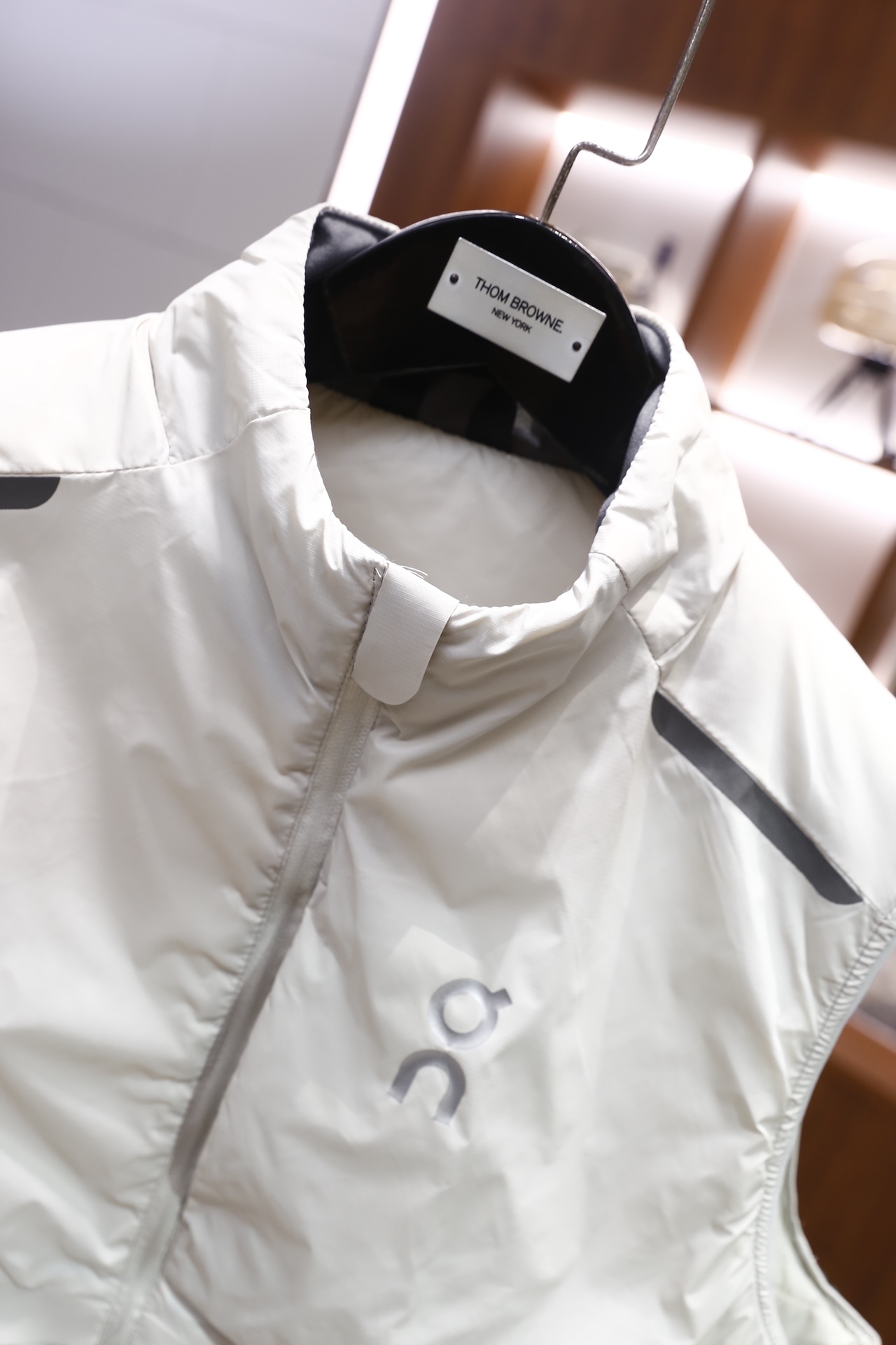 🔥罗意威.25秋冬新款！时尚男士薄棉马甲，采用立领全拉链开合设计，整体为无袖版型，衣身选用轻薄的防风防水