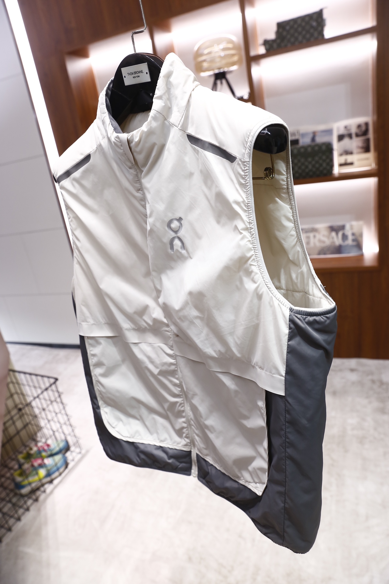 🔥罗意威.25秋冬新款！时尚男士薄棉马甲，采用立领全拉链开合设计，整体为无袖版型，衣身选用轻薄的防风防水