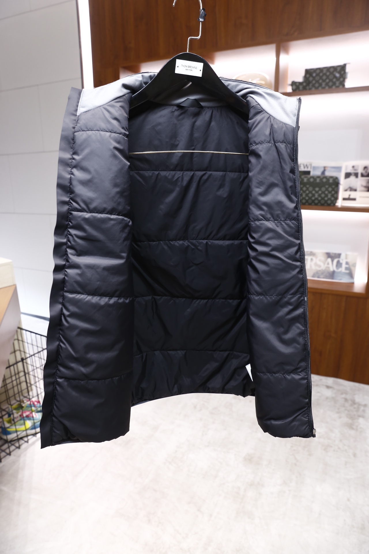 🔥罗意威.25秋冬新款！时尚男士薄棉马甲，采用立领全拉链开合设计，整体为无袖版型，衣身选用轻薄的防风防水