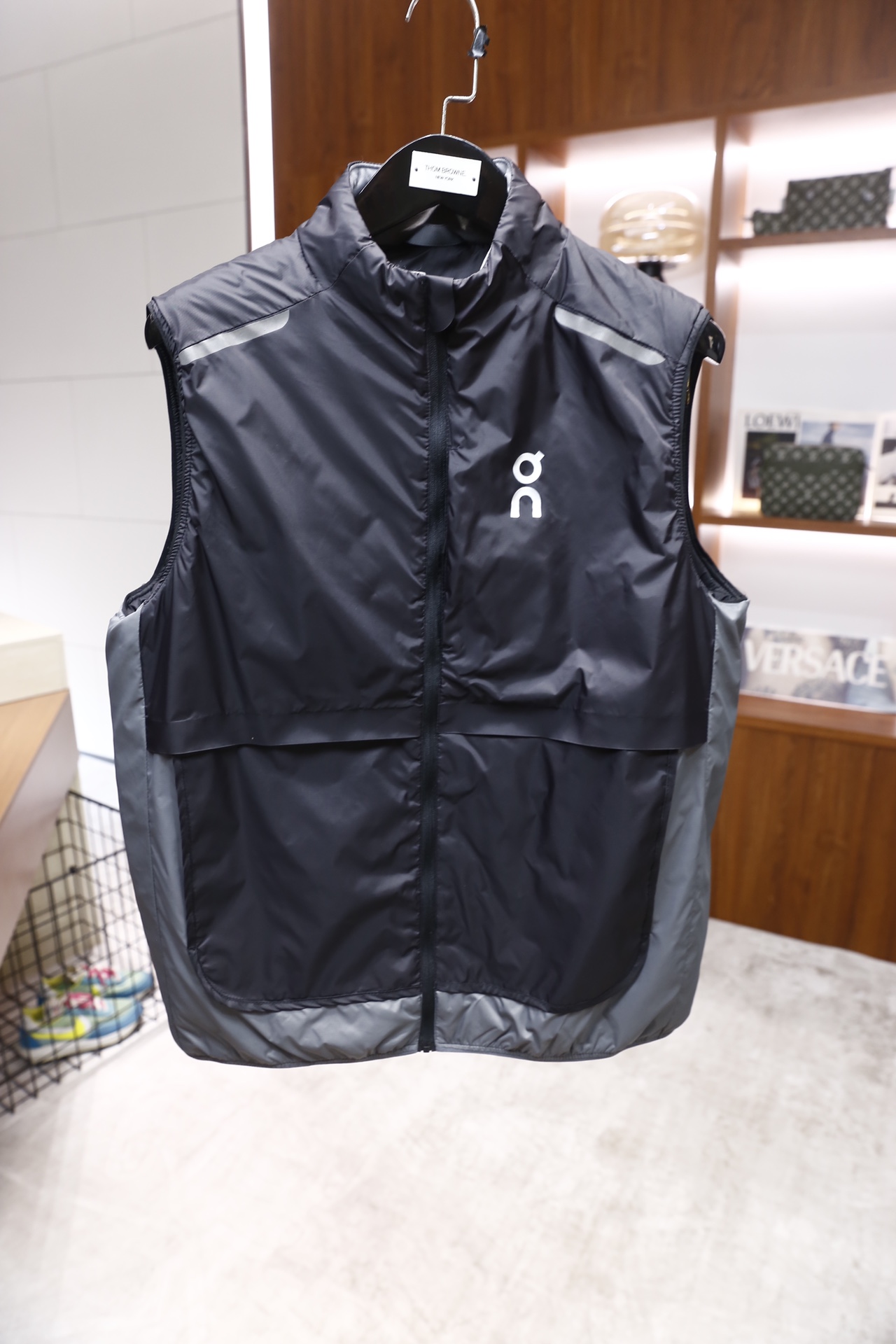 🔥罗意威.25秋冬新款！时尚男士薄棉马甲，采用立领全拉链开合设计，整体为无袖版型，衣身选用轻薄的防风防水