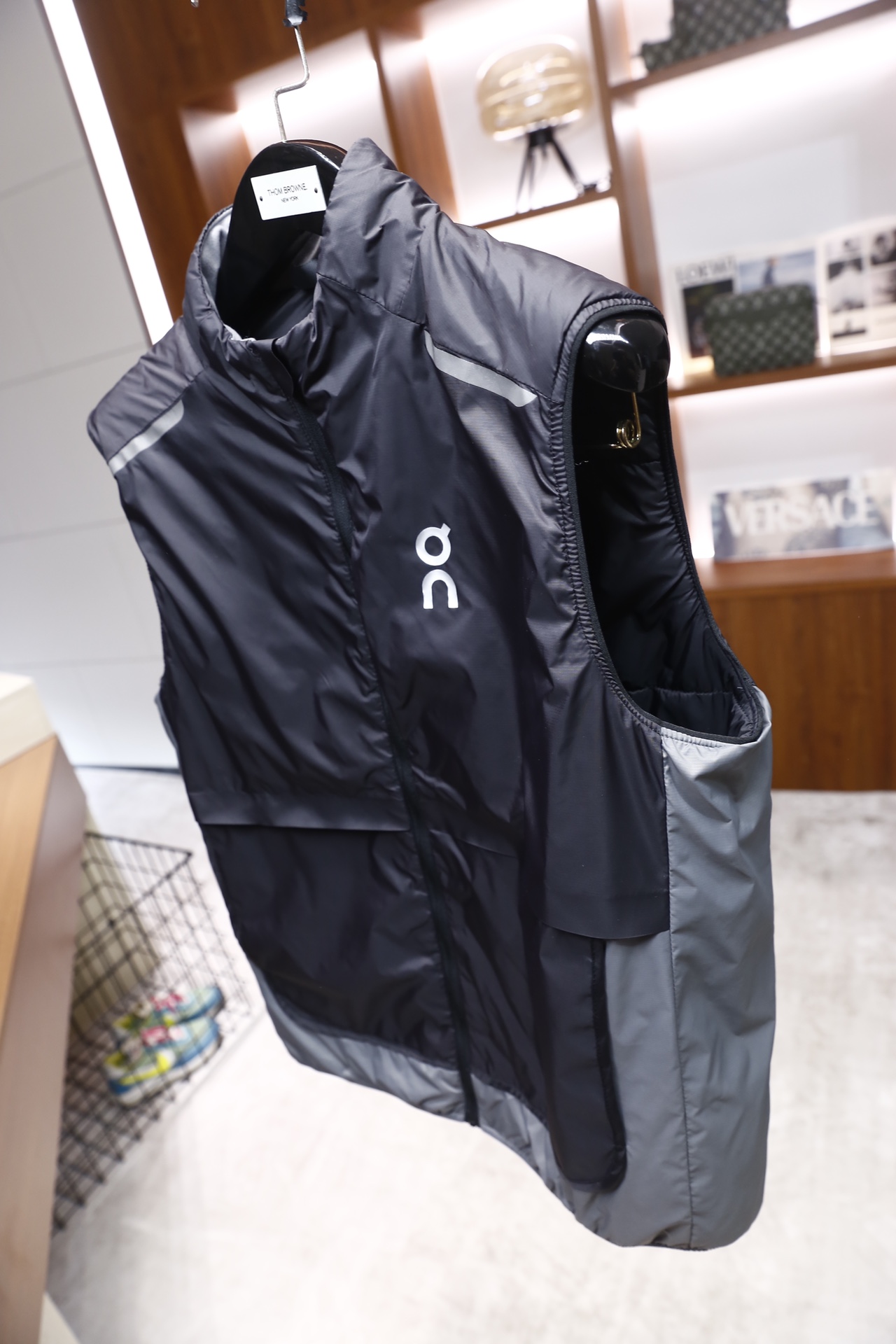 🔥罗意威.25秋冬新款！时尚男士薄棉马甲，采用立领全拉链开合设计，整体为无袖版型，衣身选用轻薄的防风防水