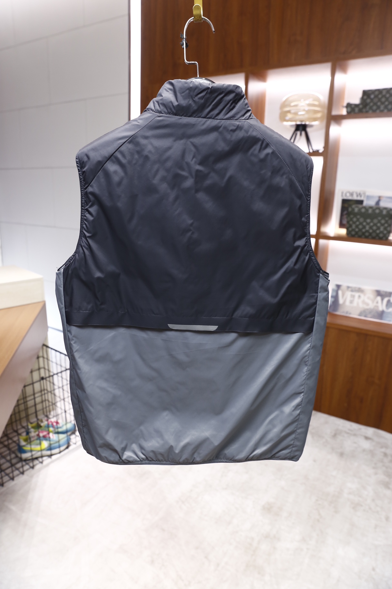 🔥罗意威.25秋冬新款！时尚男士薄棉马甲，采用立领全拉链开合设计，整体为无袖版型，衣身选用轻薄的防风防水