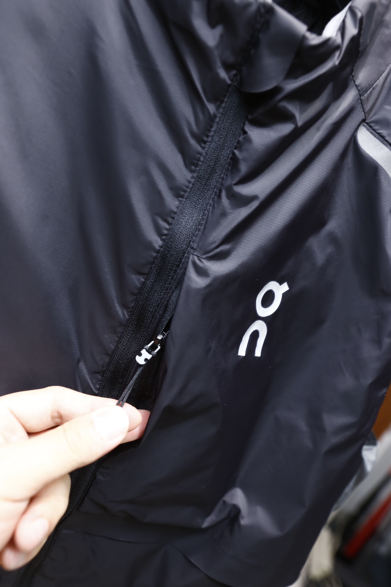 🔥罗意威.25秋冬新款！时尚男士薄棉马甲，采用立领全拉链开合设计，整体为无袖版型，衣身选用轻薄的防风防水