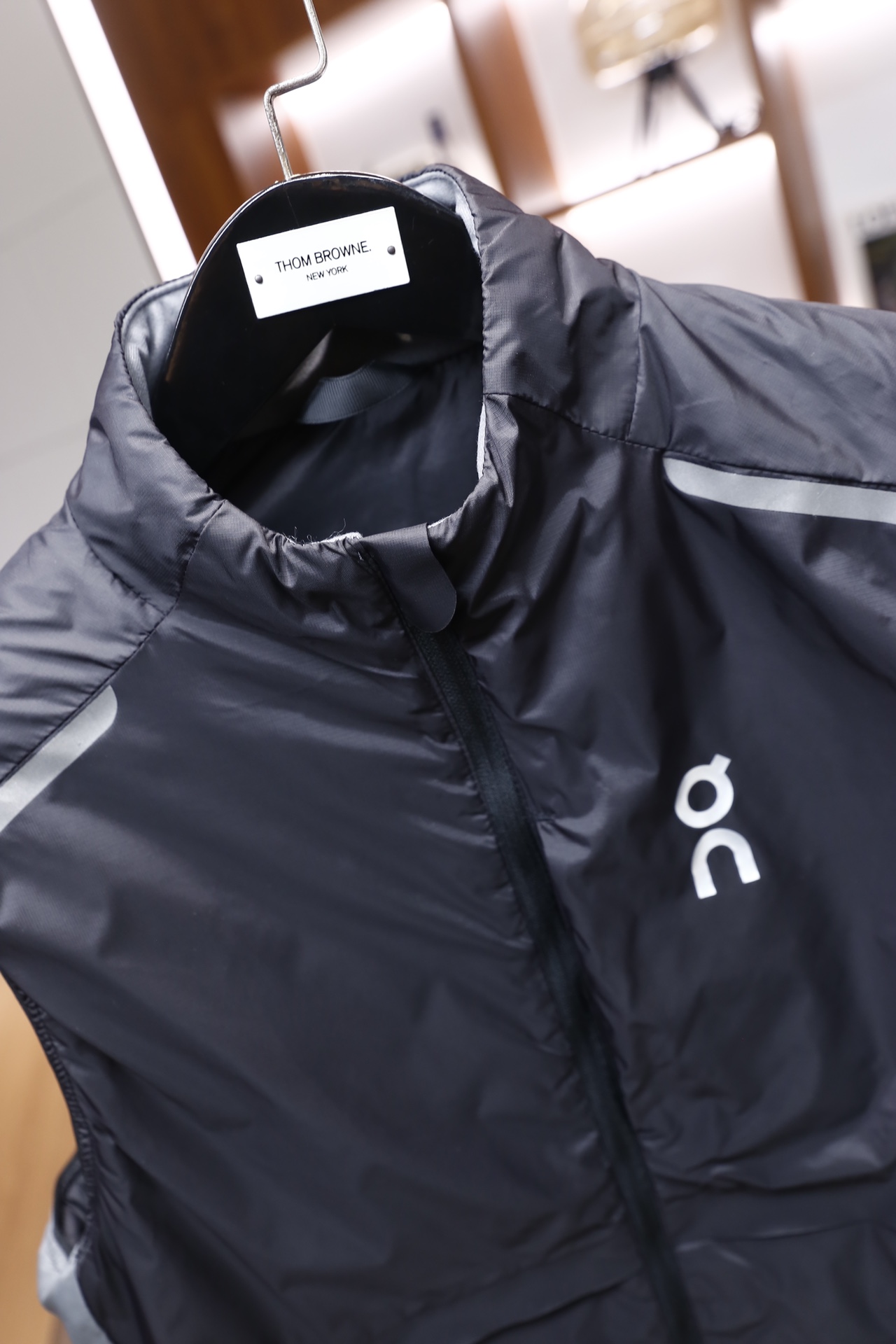 🔥罗意威.25秋冬新款！时尚男士薄棉马甲，采用立领全拉链开合设计，整体为无袖版型，衣身选用轻薄的防风防水