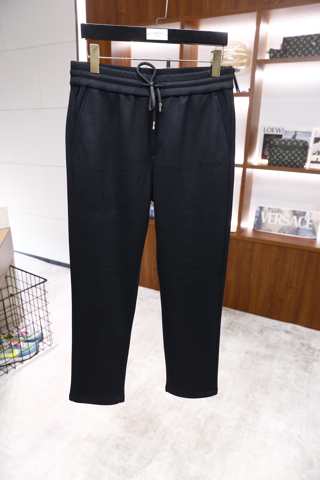 🔥杰尼亚/ZE*NA.25秋冬新款！时尚男士休闲运动套装，包含立领拉链外套与抽绳运动裤：外套为翻领全拉链