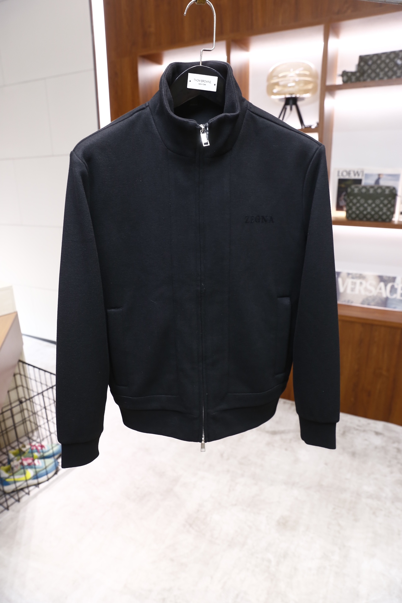 🔥杰尼亚/ZE*NA.25秋冬新款！时尚男士休闲运动套装，包含立领拉链外套与抽绳运动裤：外套为翻领全拉链