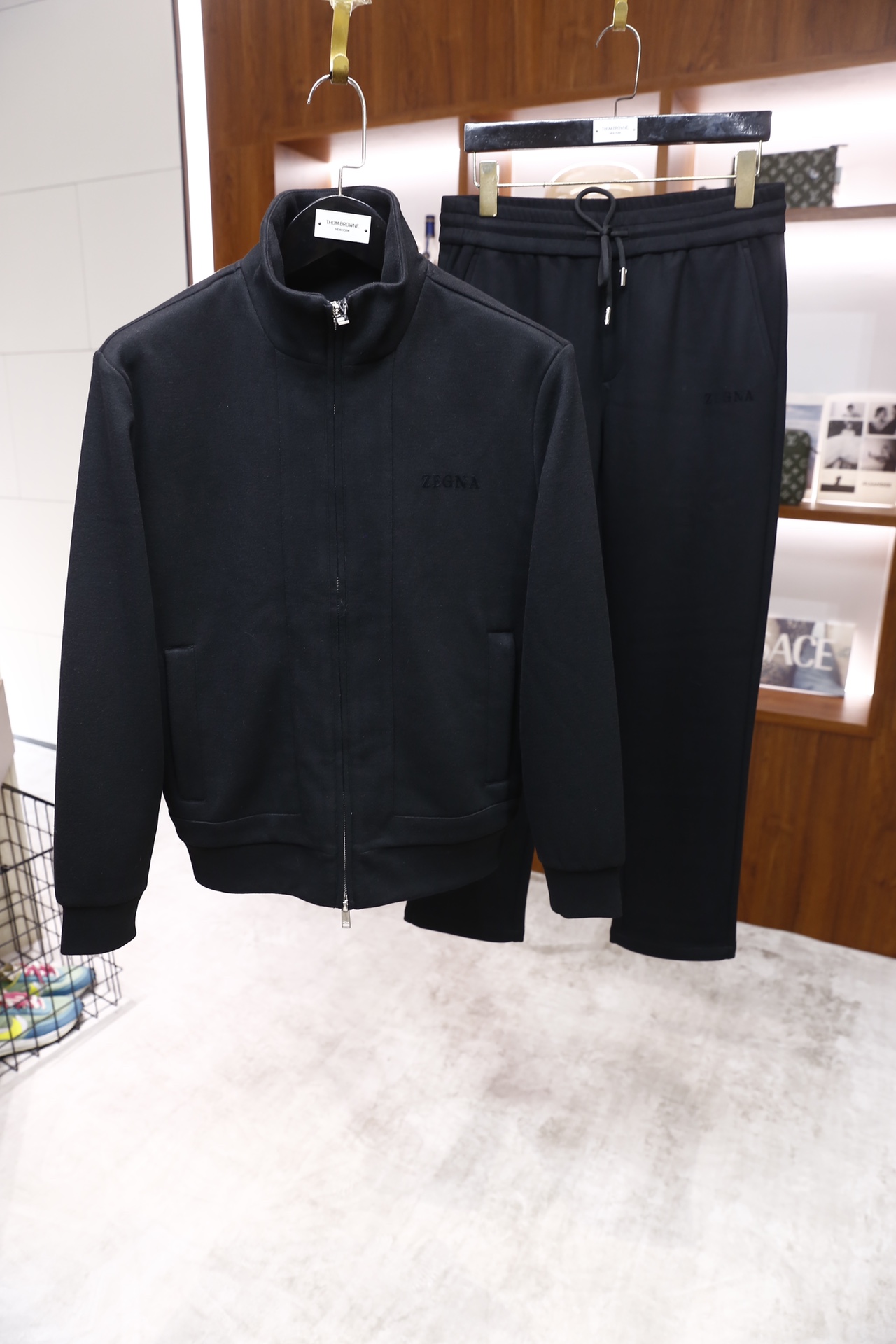 🔥杰尼亚/ZE*NA.25秋冬新款！时尚男士休闲运动套装，包含立领拉链外套与抽绳运动裤：外套为翻领全拉链
