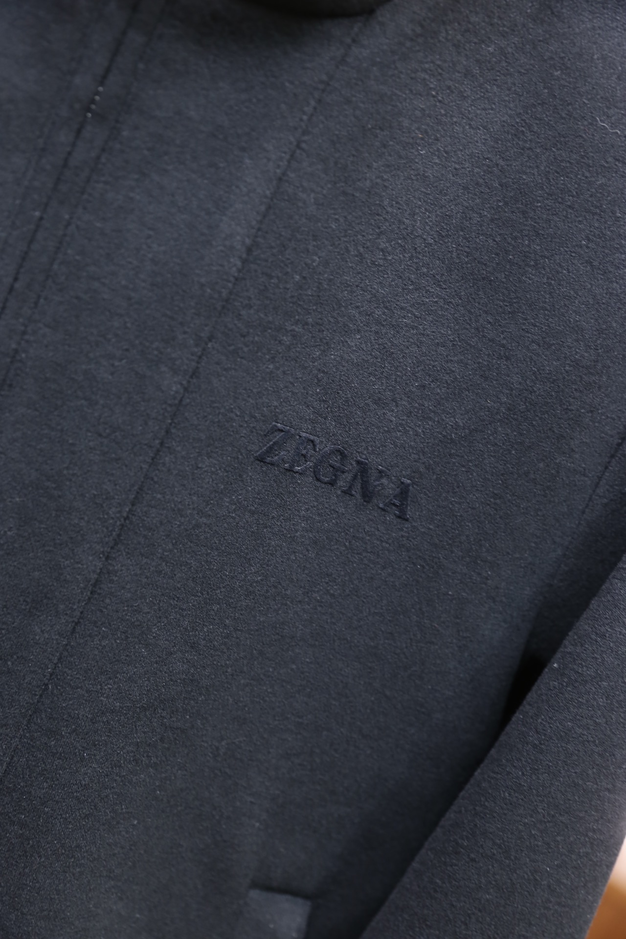 🔥杰尼亚/ZE*NA.25秋冬新款！时尚男士休闲运动套装，包含立领拉链外套与抽绳运动裤：外套为翻领全拉链