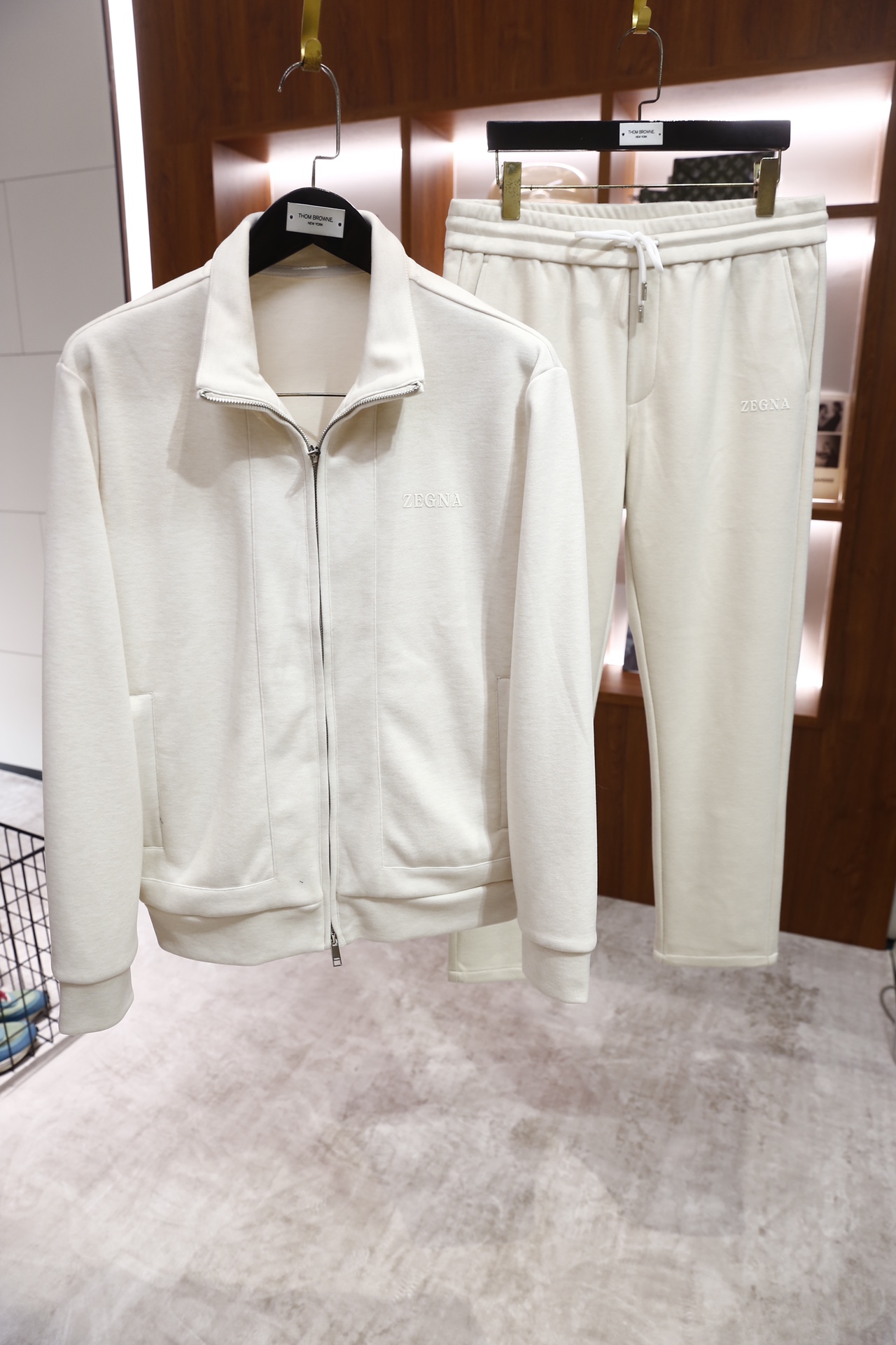 🔥杰尼亚/ZE*NA.25秋冬新款！时尚男士休闲运动套装，包含立领拉链外套与抽绳运动裤：外套为翻领全拉链