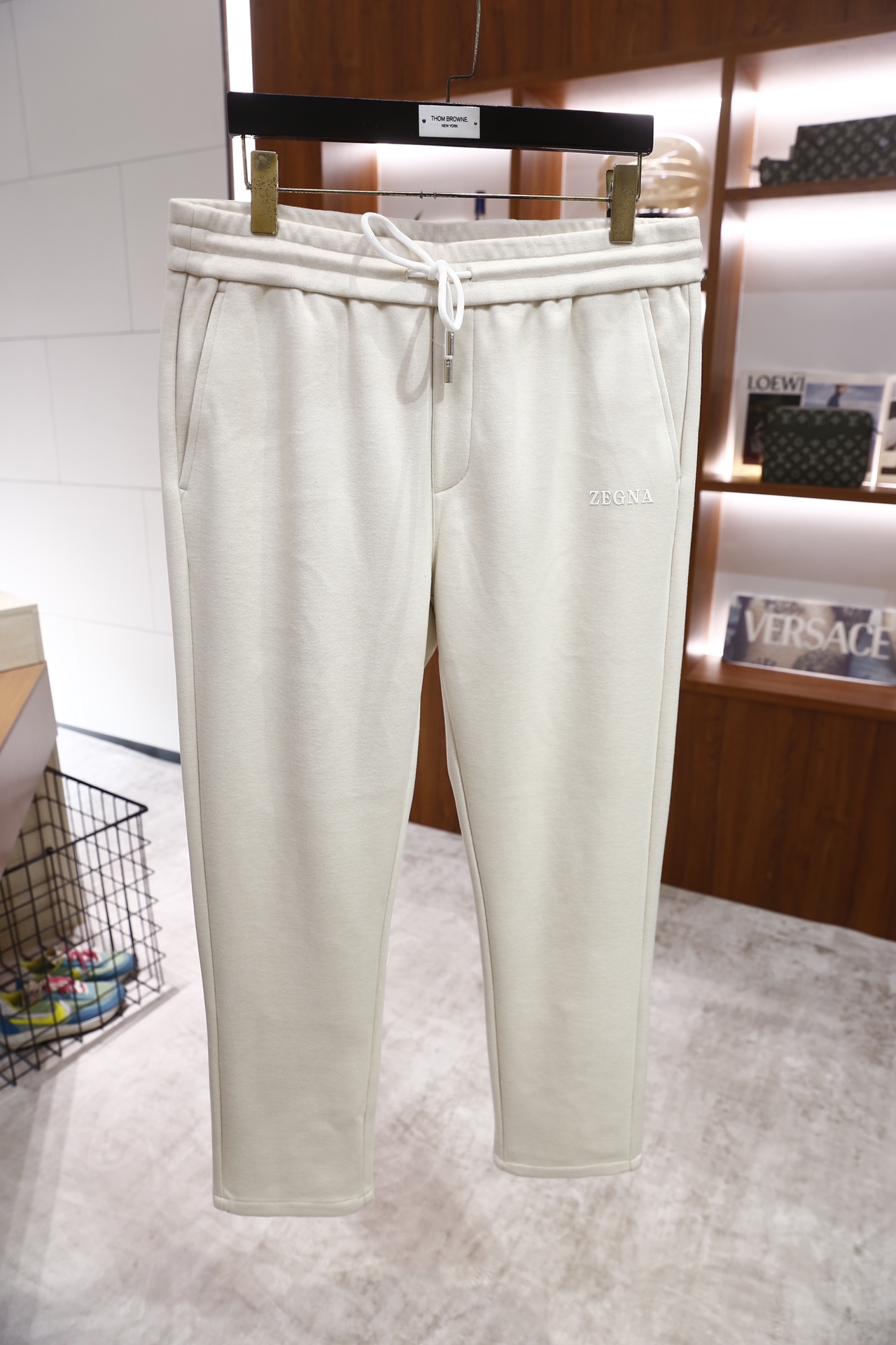 🔥杰尼亚/ZE*NA.25秋冬新款！时尚男士休闲运动套装，包含立领拉链外套与抽绳运动裤：外套为翻领全拉链