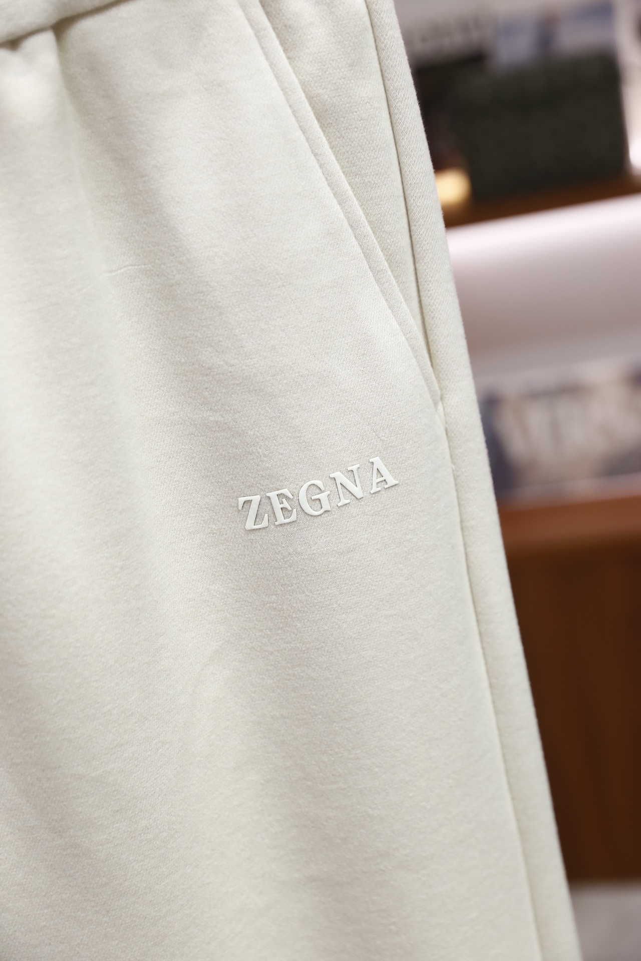 🔥杰尼亚/ZE*NA.25秋冬新款！时尚男士休闲运动套装，包含立领拉链外套与抽绳运动裤：外套为翻领全拉链