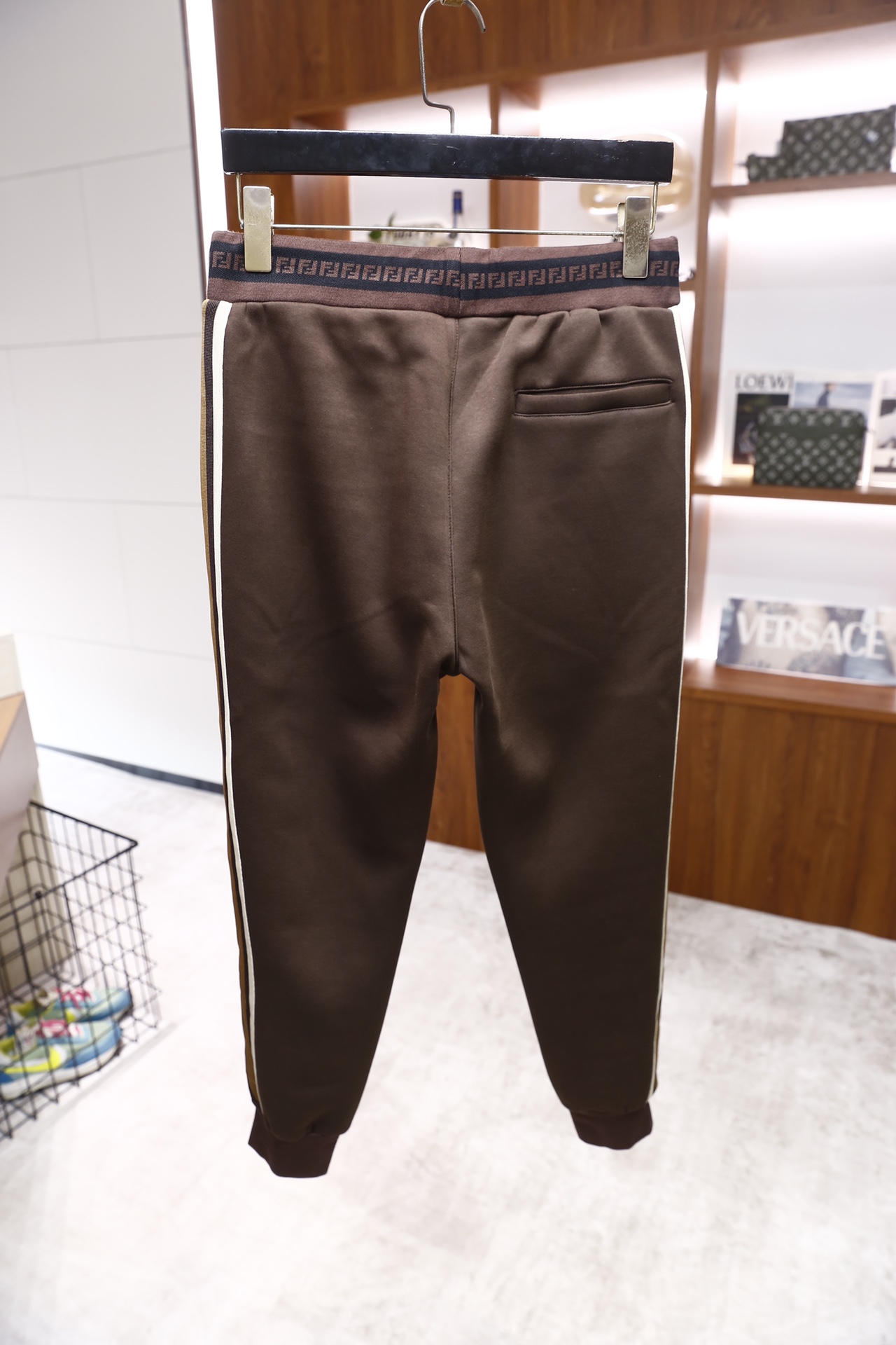 🔥芬迪/Fendi.2025秋冬新品！时尚男士休闲运动套装，包含立领拉链外套与束脚运动裤：外套为立领全拉