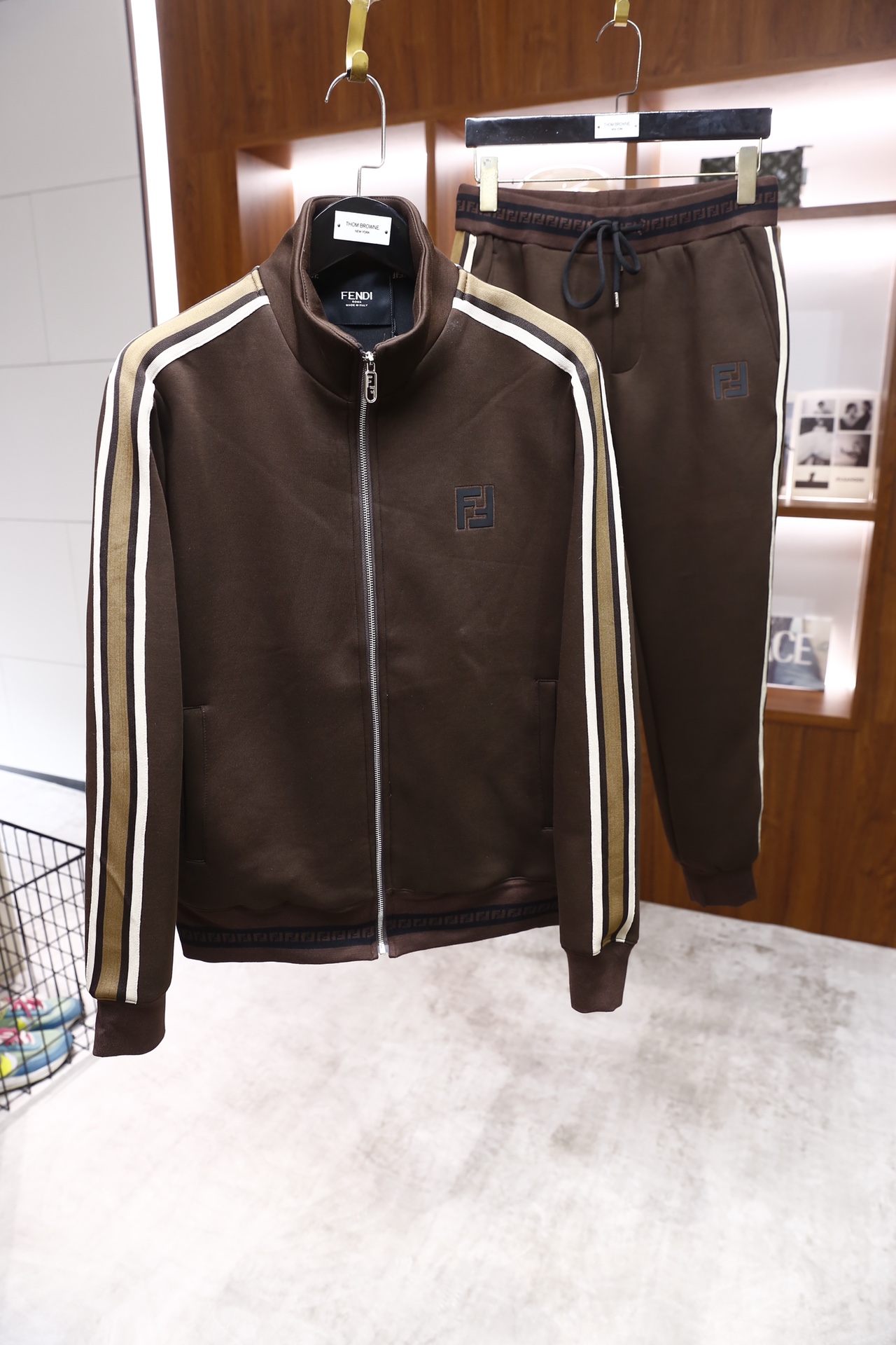 🔥芬迪/Fendi.2025秋冬新品！时尚男士休闲运动套装，包含立领拉链外套与束脚运动裤：外套为立领全拉