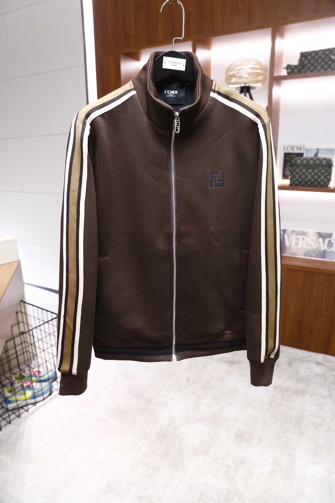 🔥芬迪/Fendi.2025秋冬新品！时尚男士休闲运动套装，包含立领拉链外套与束脚运动裤：外套为立领全拉