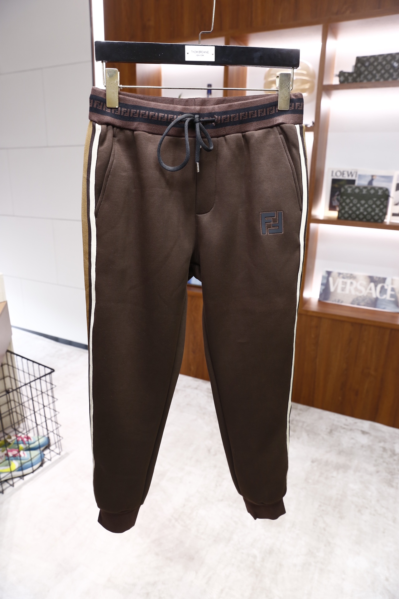 🔥芬迪/Fendi.2025秋冬新品！时尚男士休闲运动套装，包含立领拉链外套与束脚运动裤：外套为立领全拉