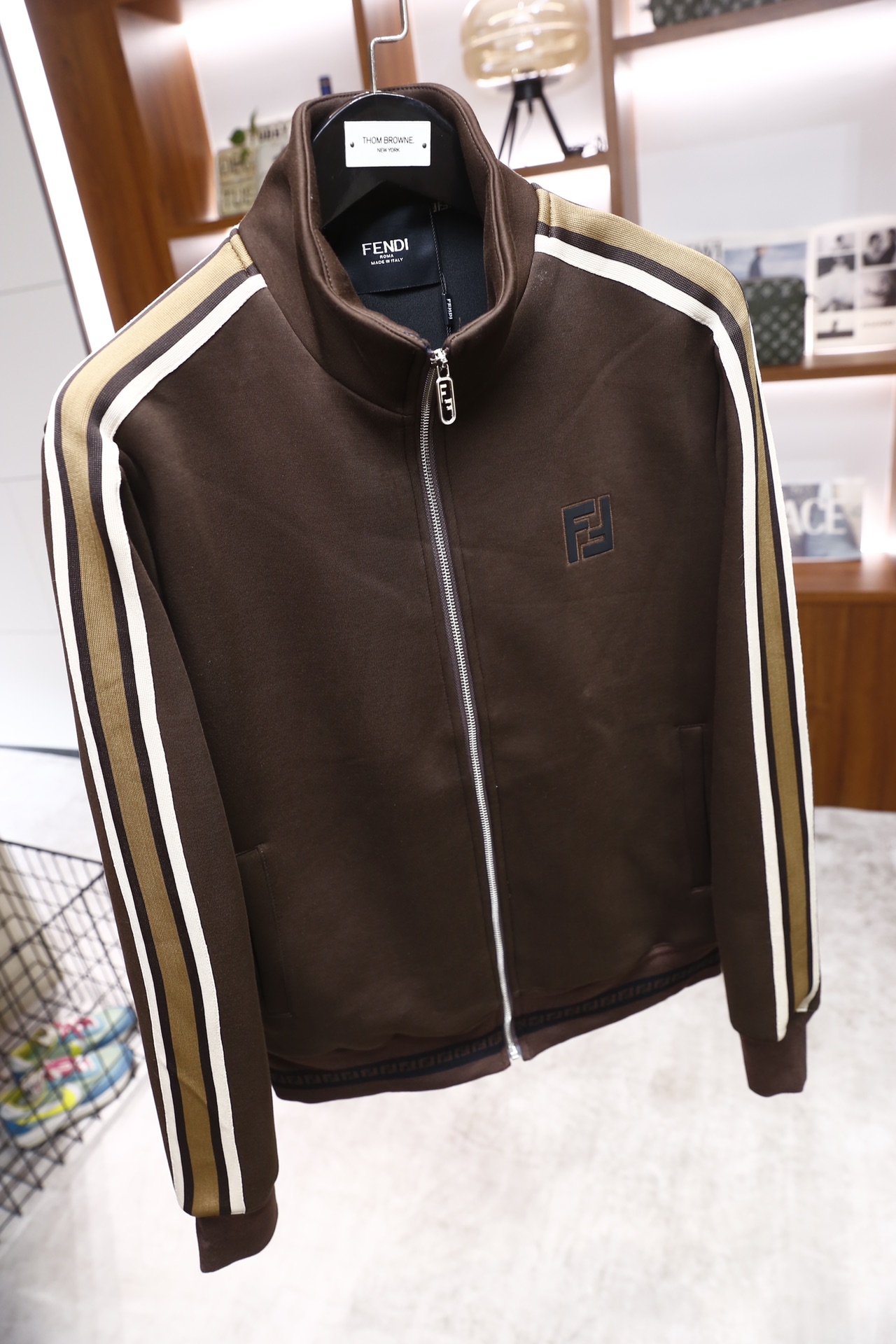 🔥芬迪/Fendi.2025秋冬新品！时尚男士休闲运动套装，包含立领拉链外套与束脚运动裤：外套为立领全拉