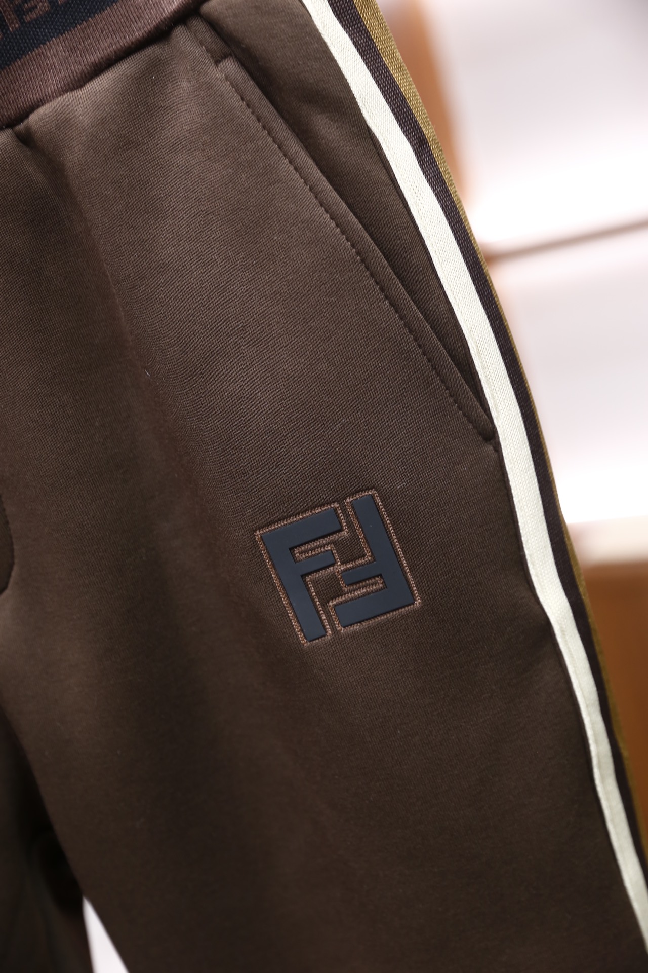 🔥芬迪/Fendi.2025秋冬新品！时尚男士休闲运动套装，包含立领拉链外套与束脚运动裤：外套为立领全拉