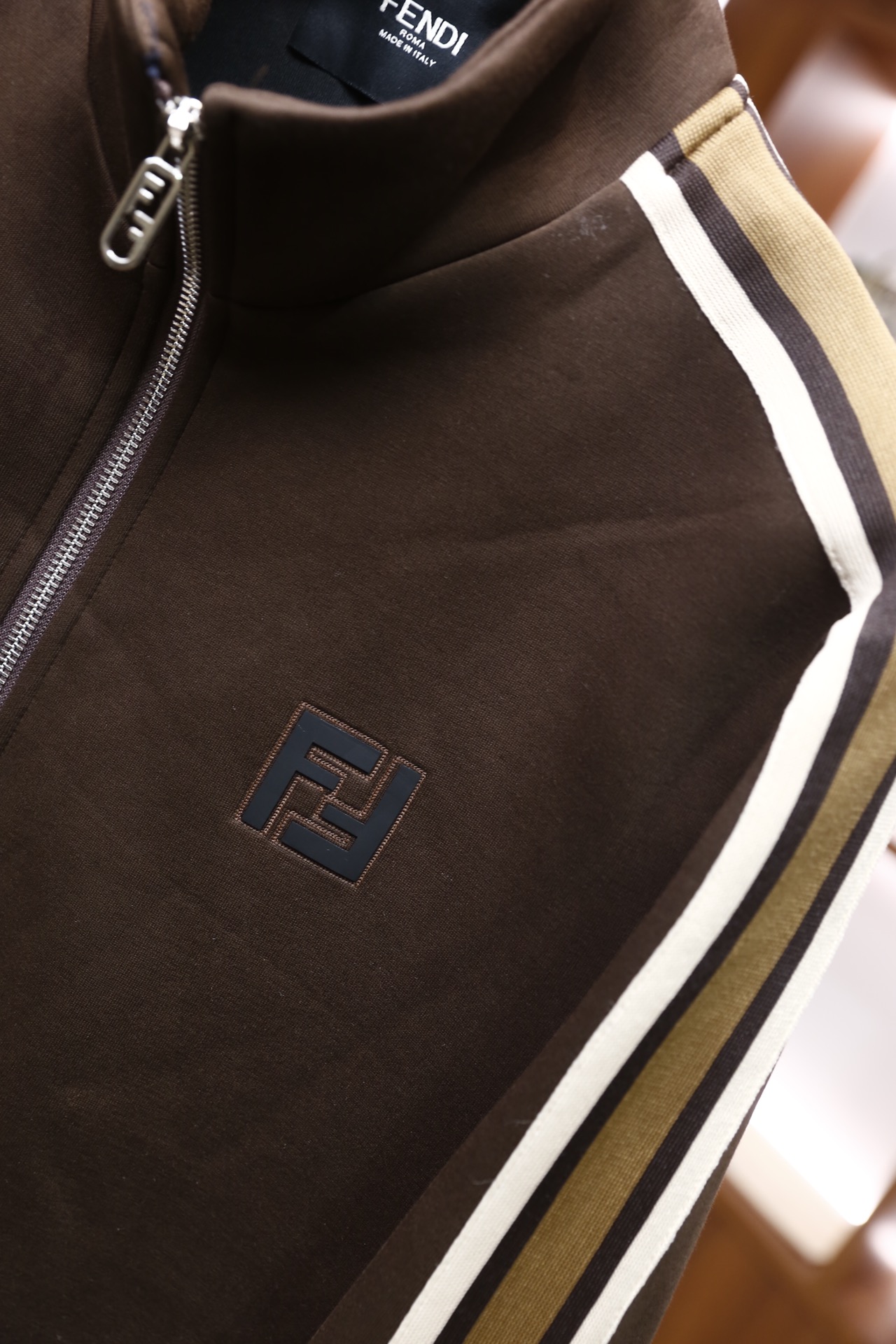 🔥芬迪/Fendi.2025秋冬新品！时尚男士休闲运动套装，包含立领拉链外套与束脚运动裤：外套为立领全拉