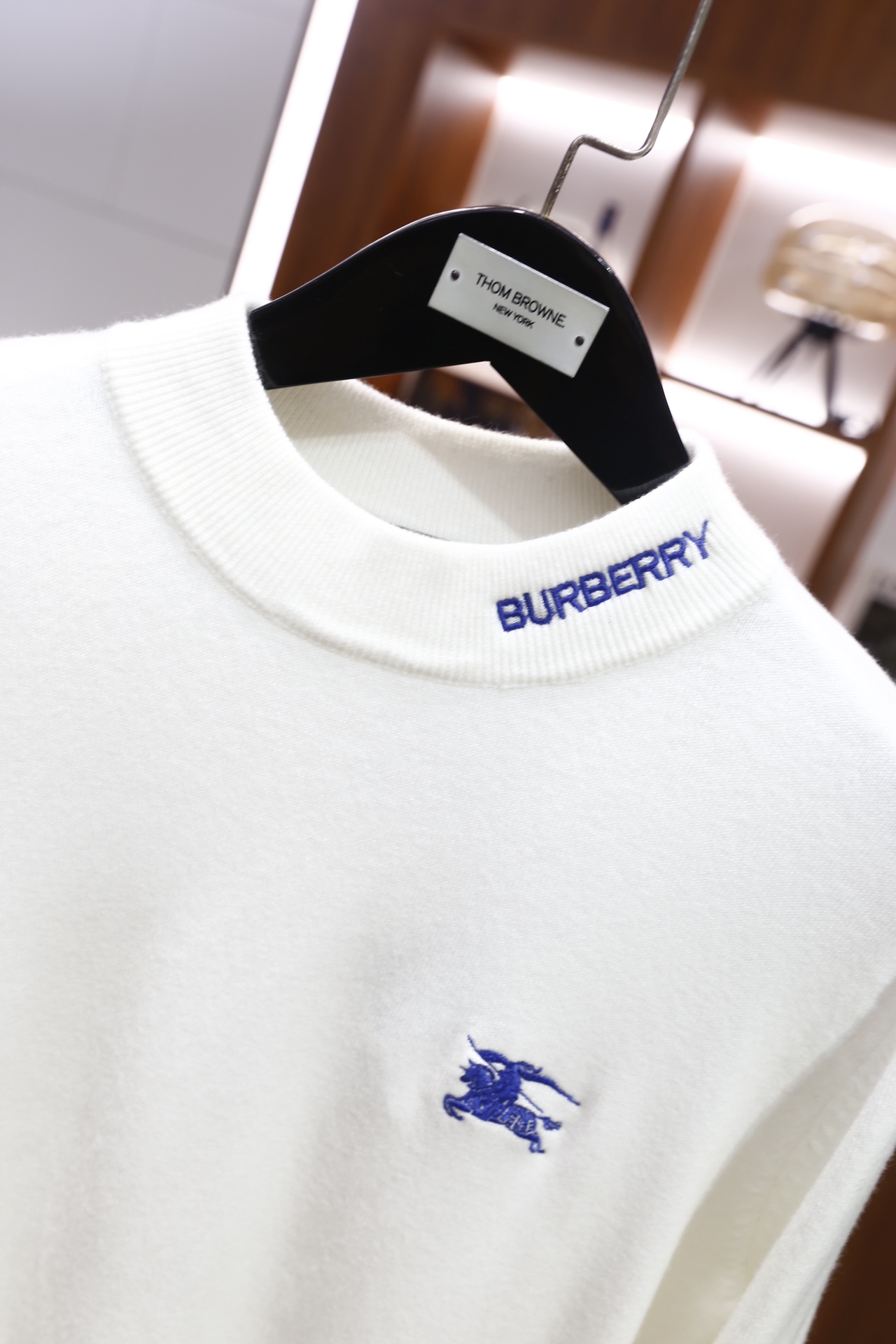 🔥博柏利/Burberry.25秋冬新品！时尚男士百搭毛衫👍采用半高领设计，领口内侧绣有品牌蓝色字样，左