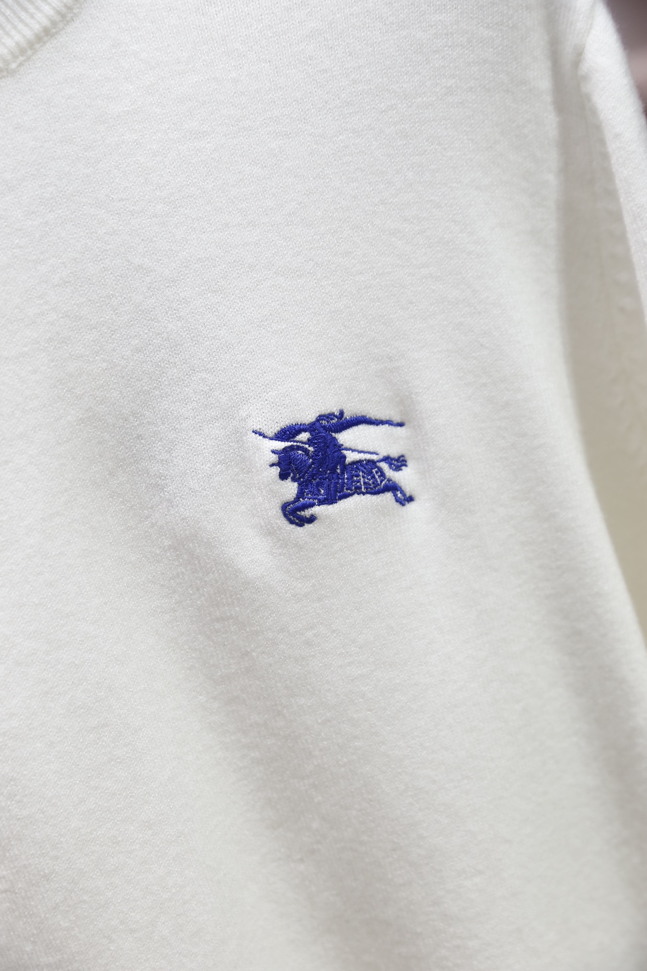 🔥博柏利/Burberry.25秋冬新品！时尚男士百搭毛衫👍采用半高领设计，领口内侧绣有品牌蓝色字样，左