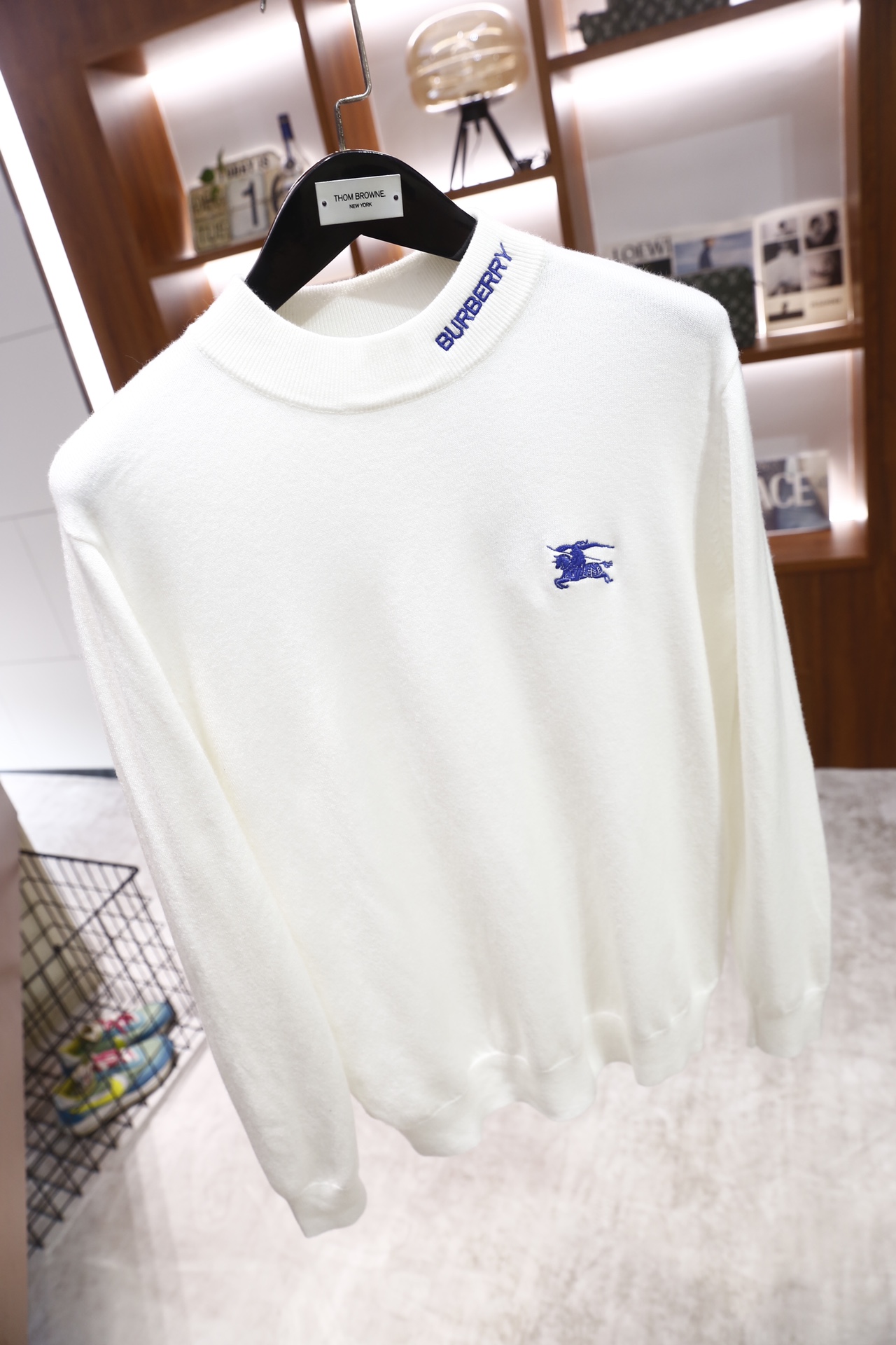 🔥博柏利/Burberry.25秋冬新品！时尚男士百搭毛衫👍采用半高领设计，领口内侧绣有品牌蓝色字样，左