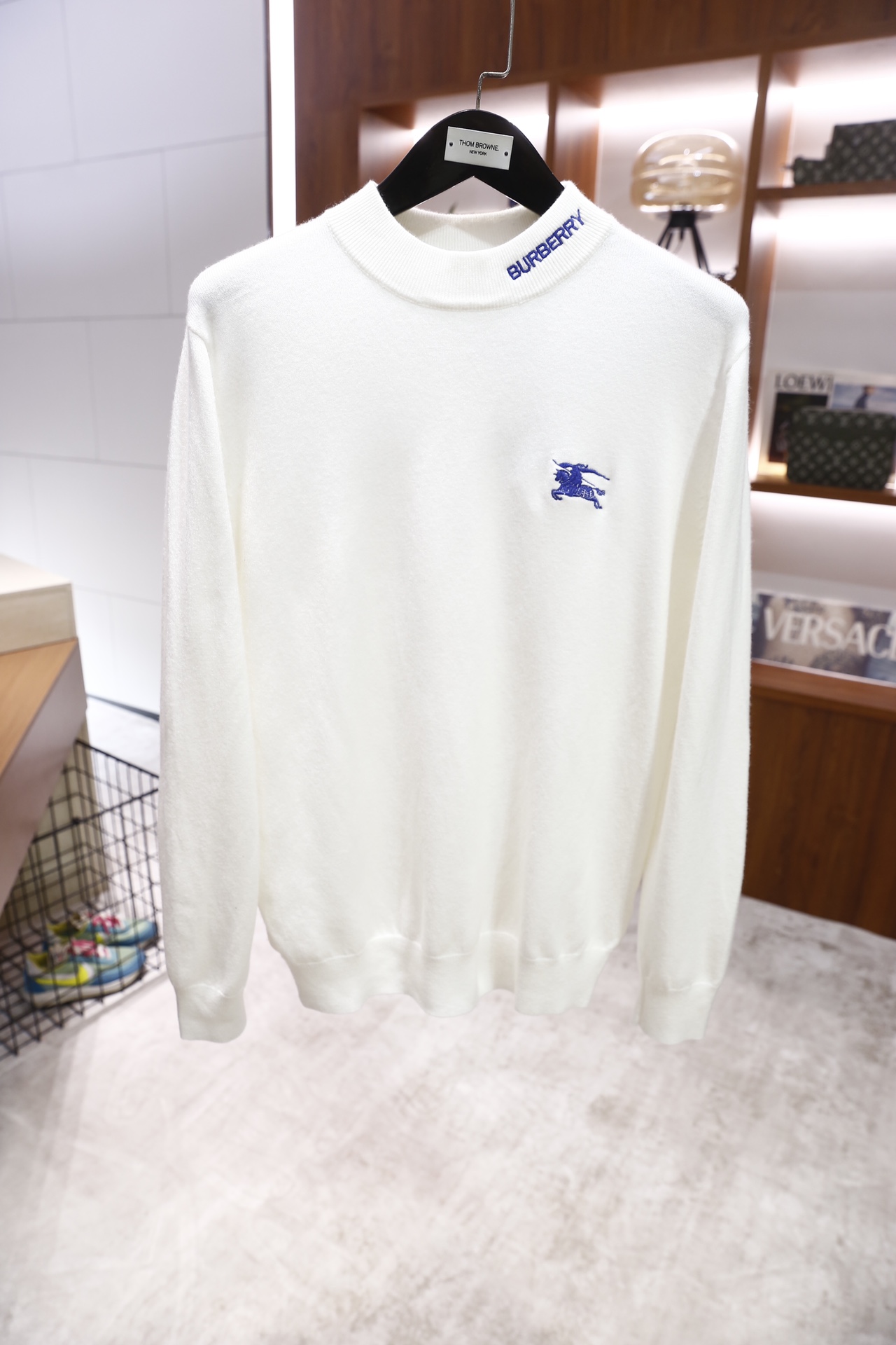 🔥博柏利/Burberry.25秋冬新品！时尚男士百搭毛衫👍采用半高领设计，领口内侧绣有品牌蓝色字样，左