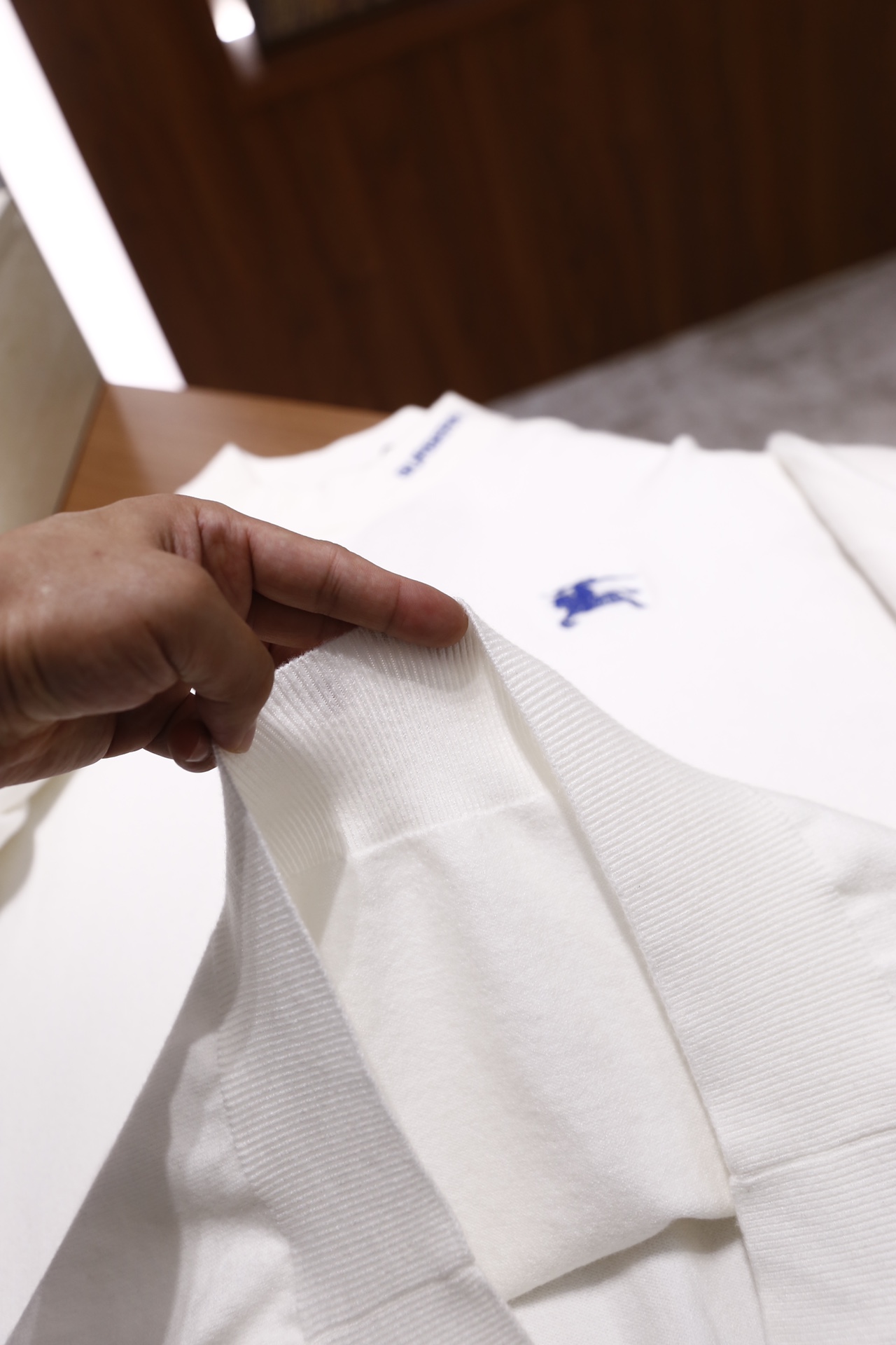 🔥博柏利/Burberry.25秋冬新品！时尚男士百搭毛衫👍采用半高领设计，领口内侧绣有品牌蓝色字样，左