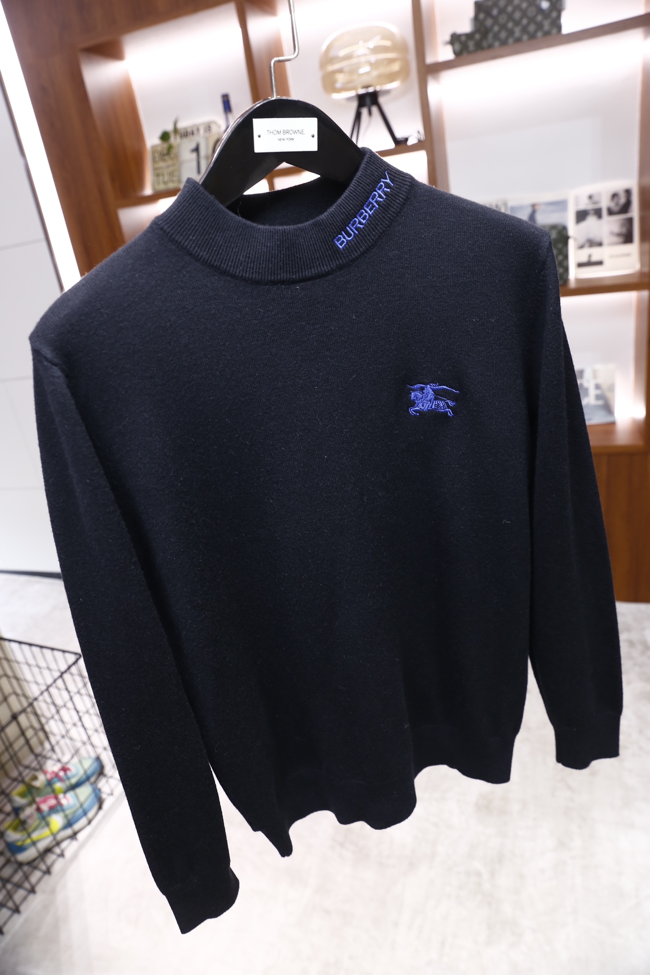 🔥博柏利/Burberry.25秋冬新品！时尚男士百搭毛衫👍采用半高领设计，领口内侧绣有品牌蓝色字样，左