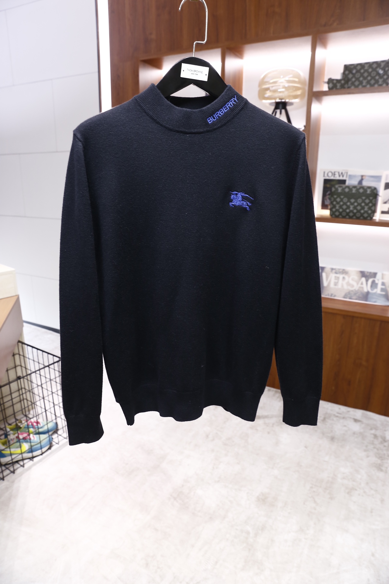 🔥博柏利/Burberry.25秋冬新品！时尚男士百搭毛衫👍采用半高领设计，领口内侧绣有品牌蓝色字样，左