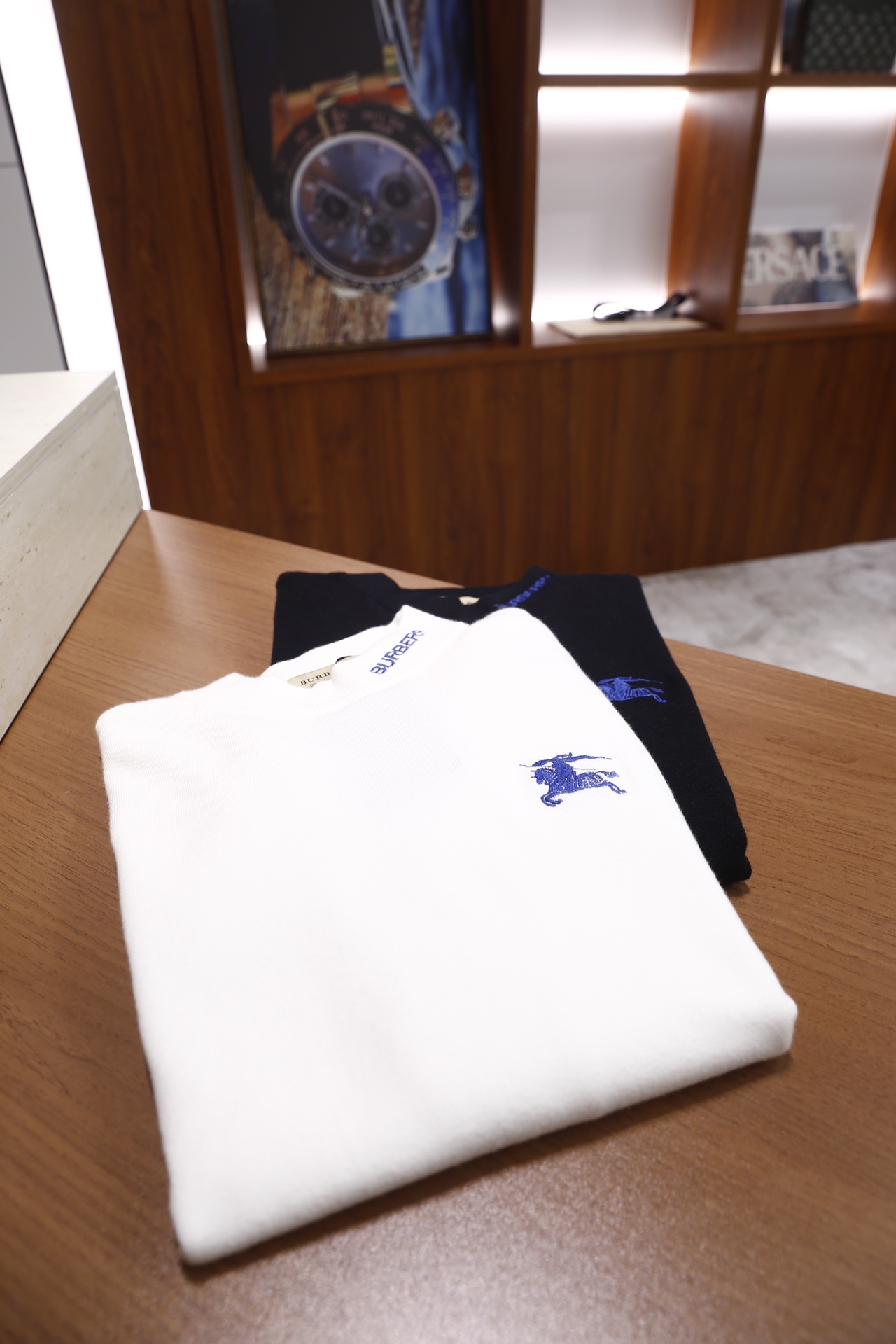 🔥博柏利/Burberry.25秋冬新品！时尚男士百搭毛衫👍采用半高领设计，领口内侧绣有品牌蓝色字样，左