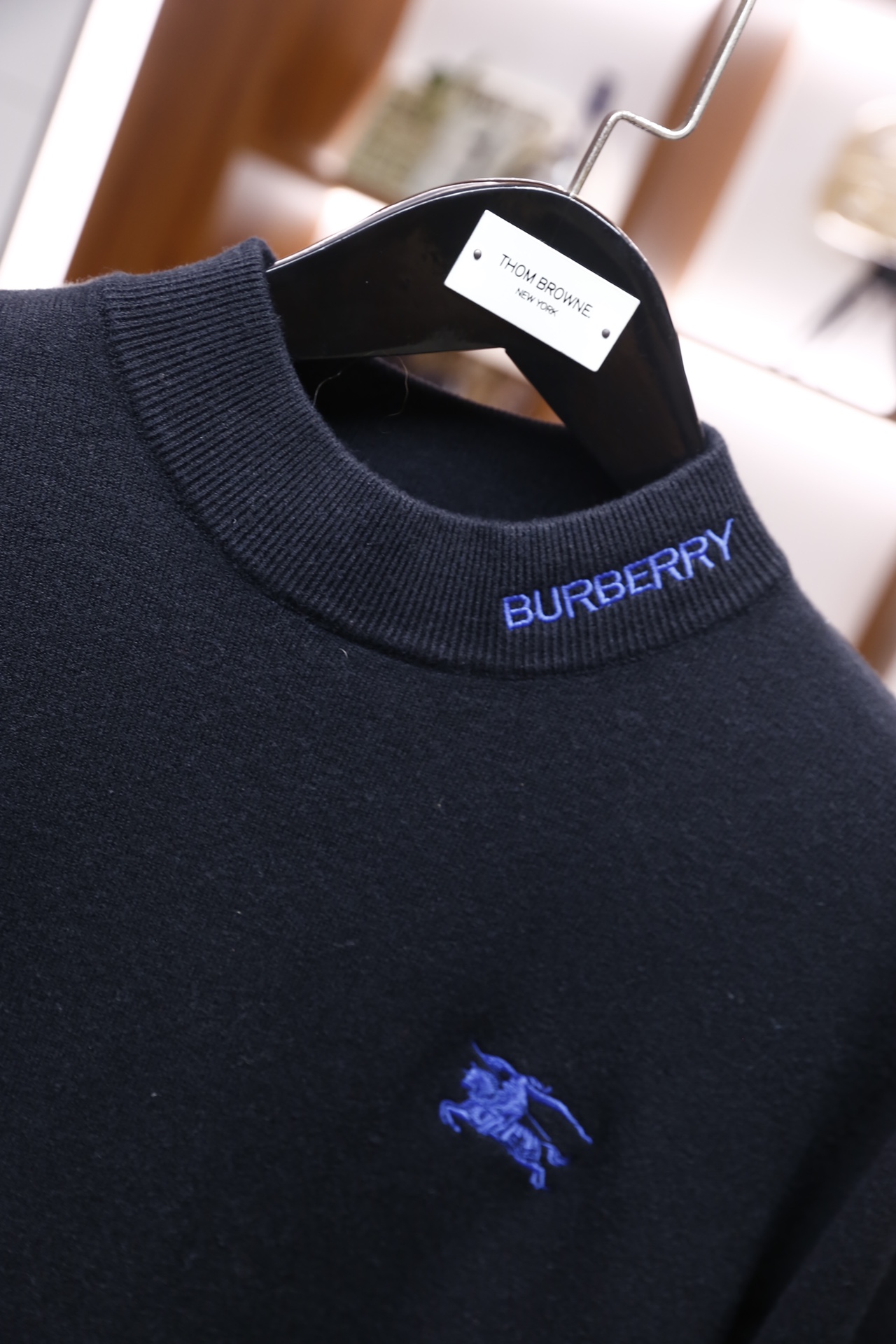 🔥博柏利/Burberry.25秋冬新品！时尚男士百搭毛衫👍采用半高领设计，领口内侧绣有品牌蓝色字样，左