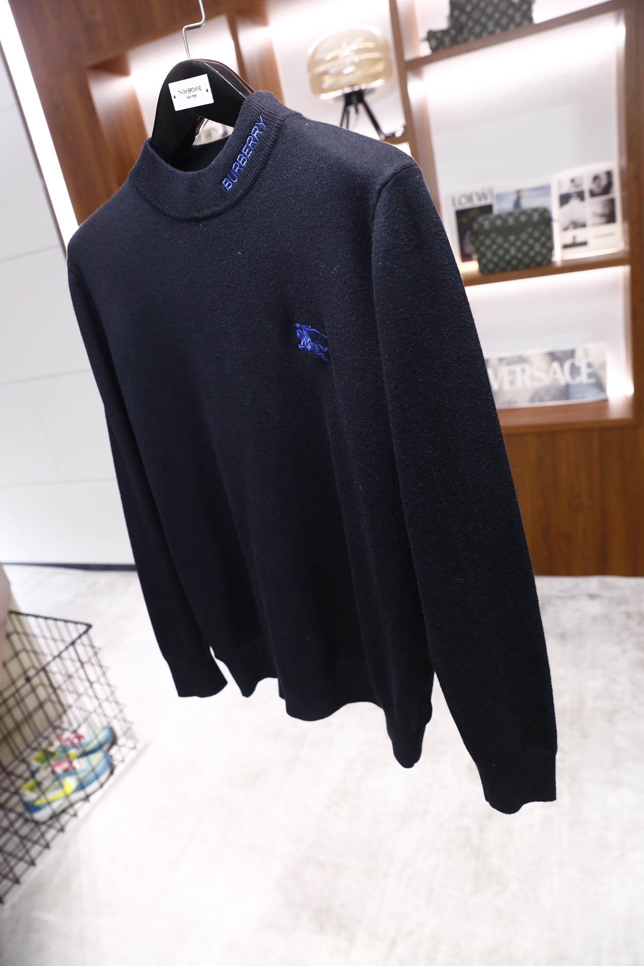 🔥博柏利/Burberry.25秋冬新品！时尚男士百搭毛衫👍采用半高领设计，领口内侧绣有品牌蓝色字样，左