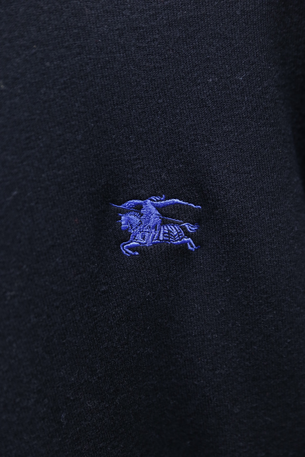 🔥博柏利/Burberry.25秋冬新品！时尚男士百搭毛衫👍采用半高领设计，领口内侧绣有品牌蓝色字样，左