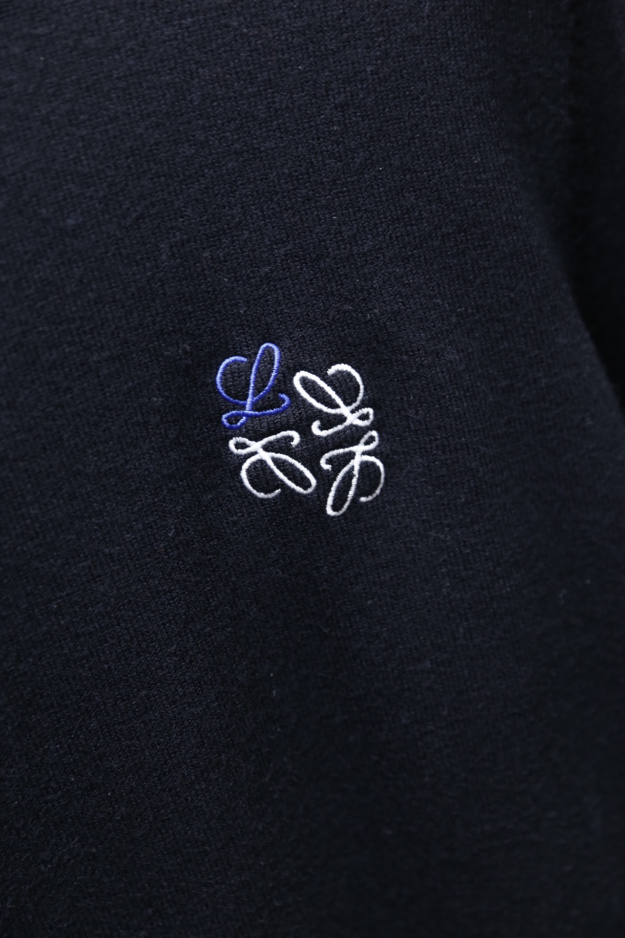 🔥罗意威.25秋季新品男士时尚长袖毛衫👍🏼采用羊毛混纺面料！衣橱里不可或缺的百搭利器，市面罕见类型，柔软