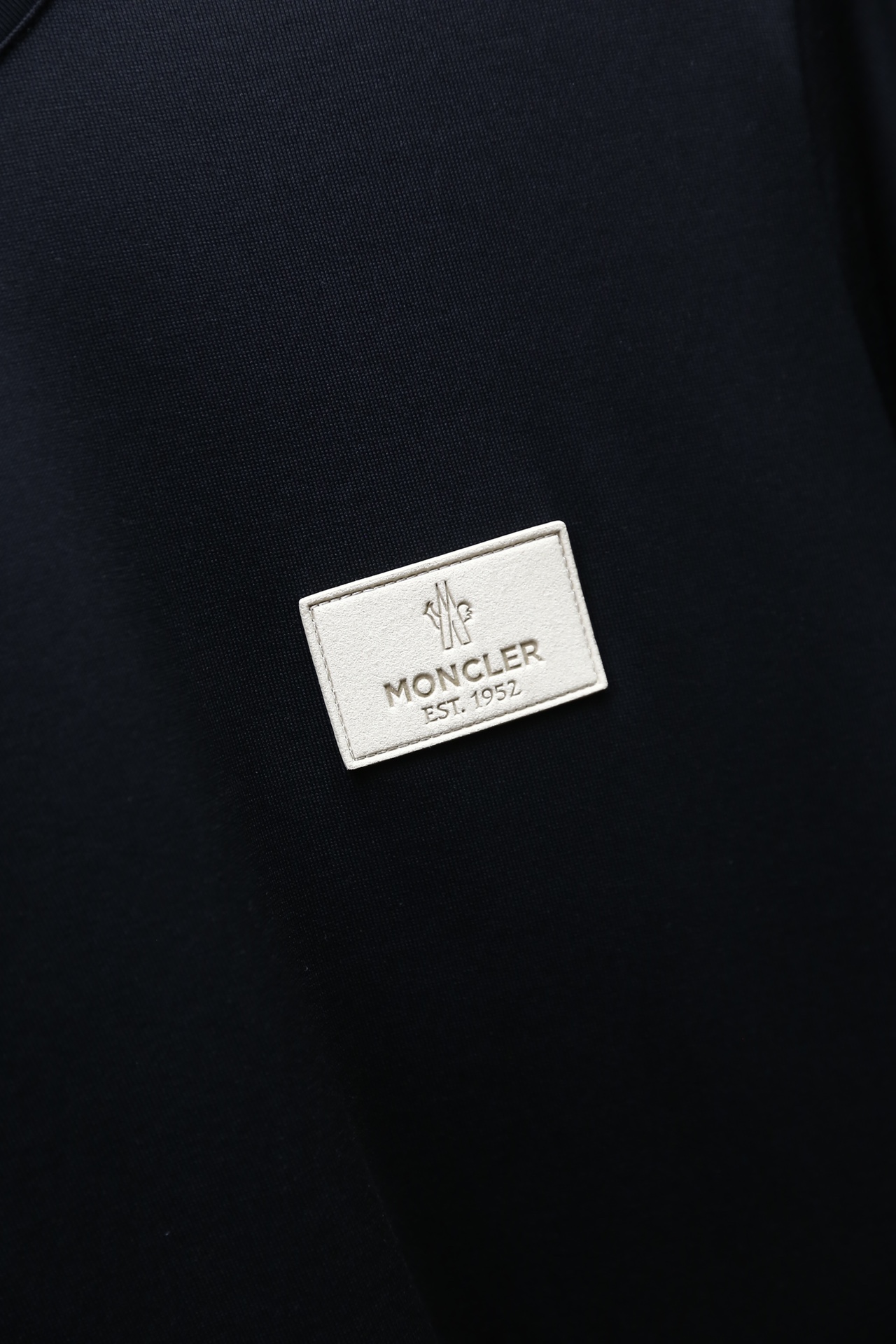 🔥蒙口/Mon*ler.26早春新品！时尚男士短袖T恤，采用经典圆领设计，版型为宽松的基础款，胸前品牌字