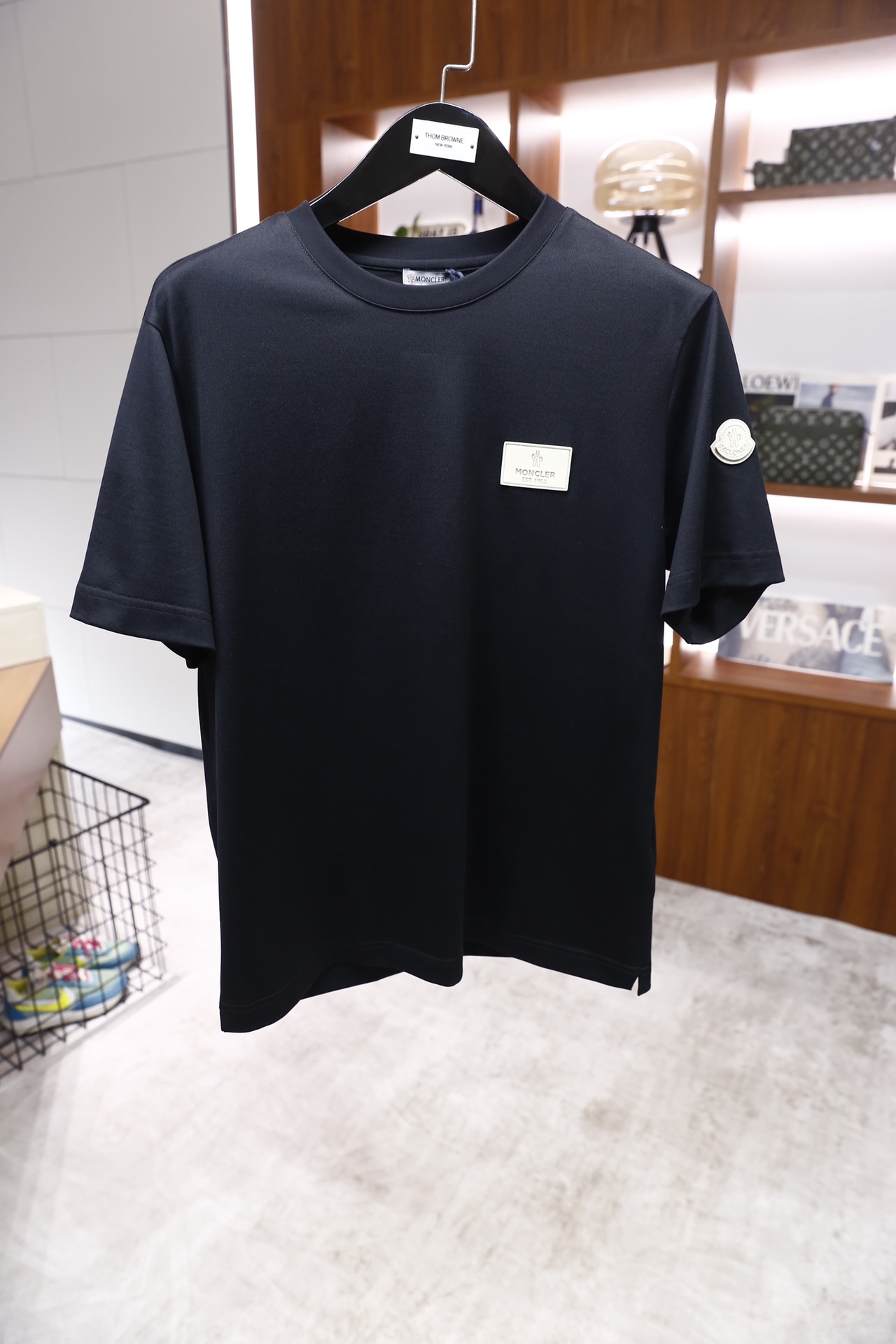 🔥蒙口/Mon*ler.26早春新品！时尚男士短袖T恤，采用经典圆领设计，版型为宽松的基础款，胸前品牌字