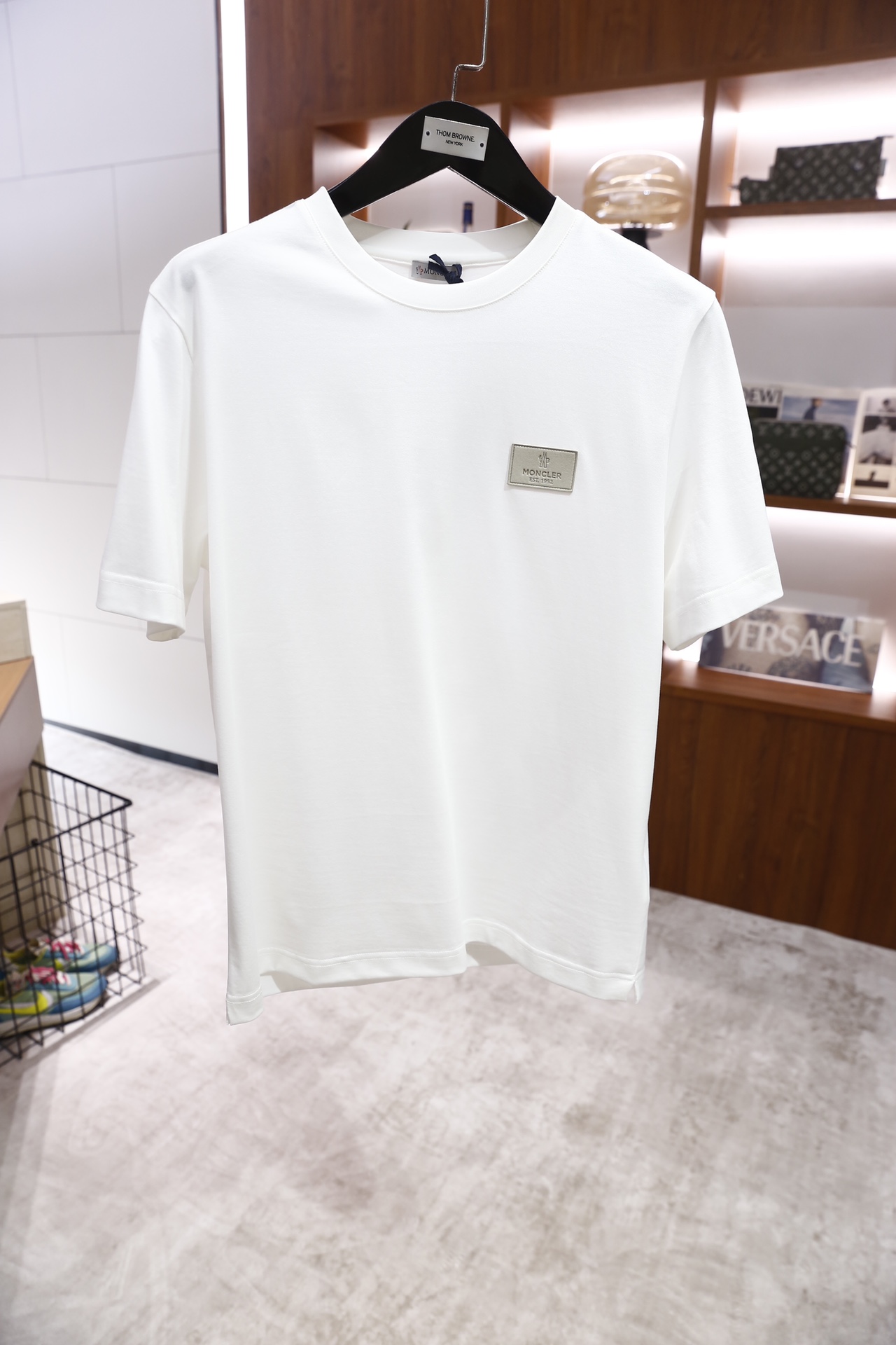 🔥蒙口/Mon*ler.26早春新品！时尚男士短袖T恤，采用经典圆领设计，版型为宽松的基础款，胸前品牌字