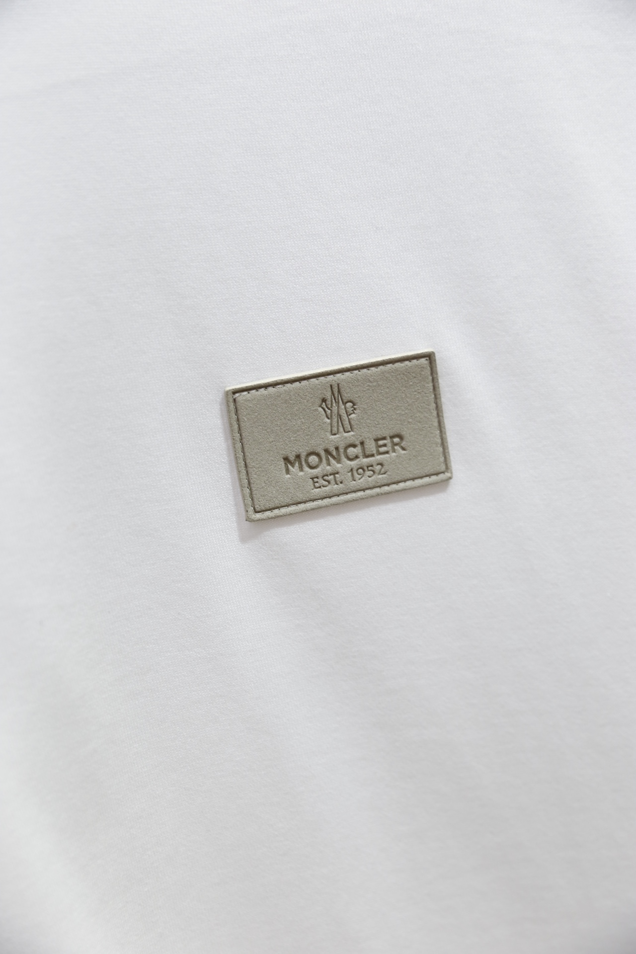 🔥蒙口/Mon*ler.26早春新品！时尚男士短袖T恤，采用经典圆领设计，版型为宽松的基础款，胸前品牌字