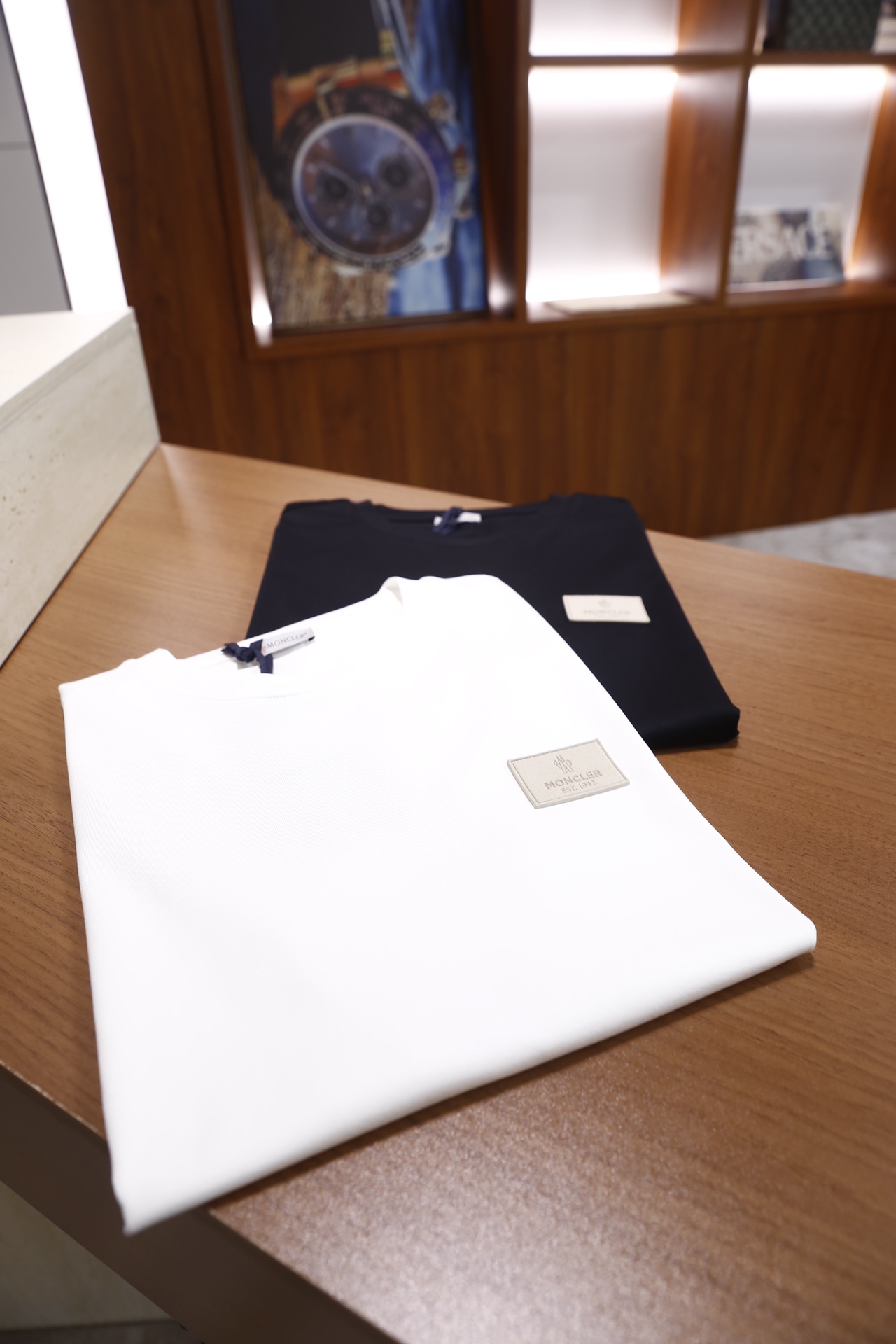 🔥蒙口/Mon*ler.26早春新品！时尚男士短袖T恤，采用经典圆领设计，版型为宽松的基础款，胸前品牌字