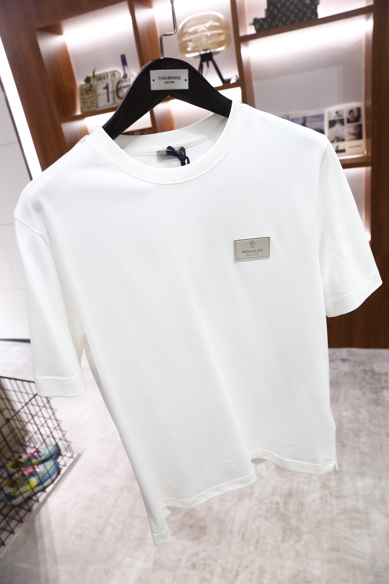 🔥蒙口/Mon*ler.26早春新品！时尚男士短袖T恤，采用经典圆领设计，版型为宽松的基础款，胸前品牌字