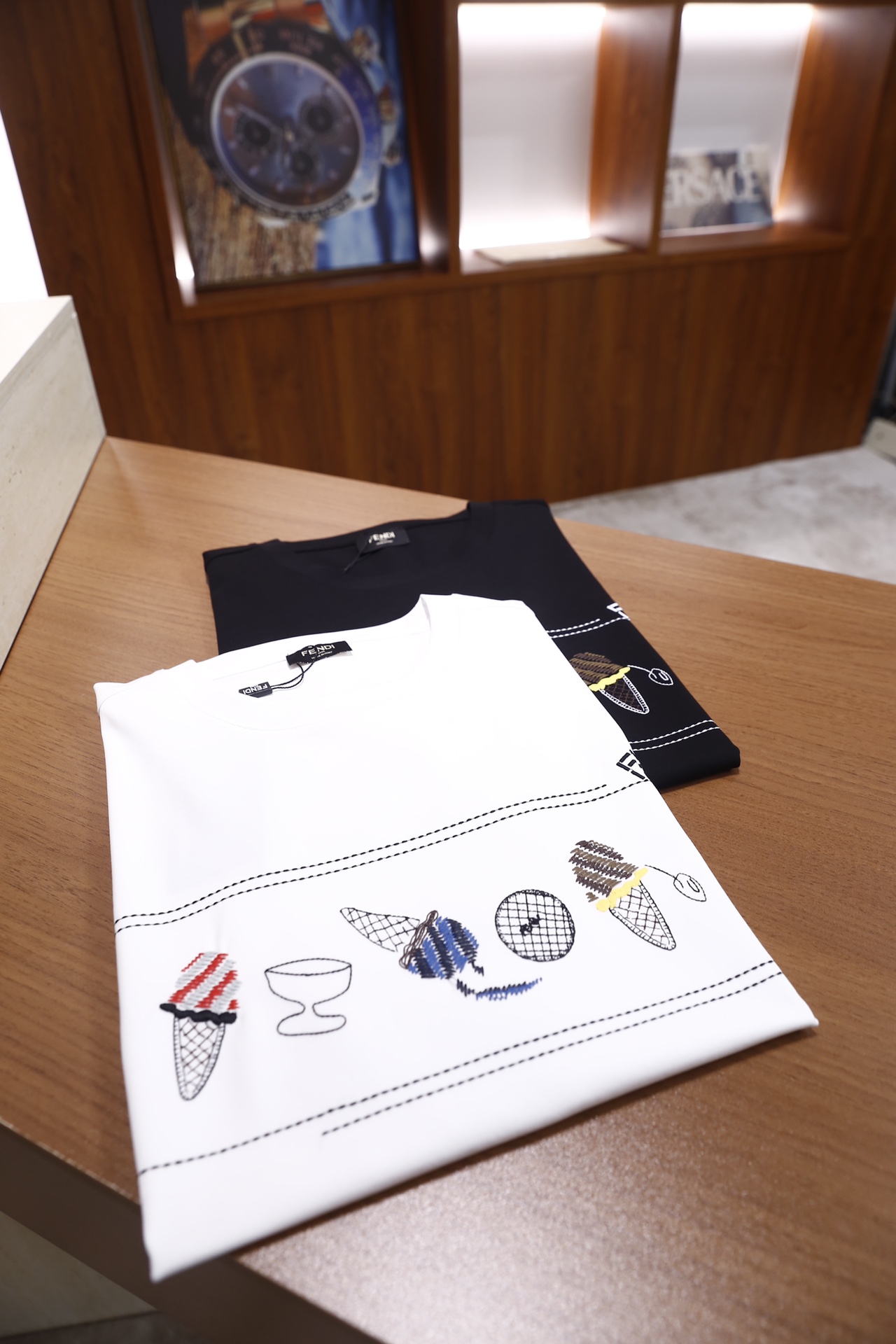 🔥芬迪/FENDI.2026早春新品！时尚男士百搭短袖👍采用基础圆领设计，版型为宽松的常规款，胸前品牌定