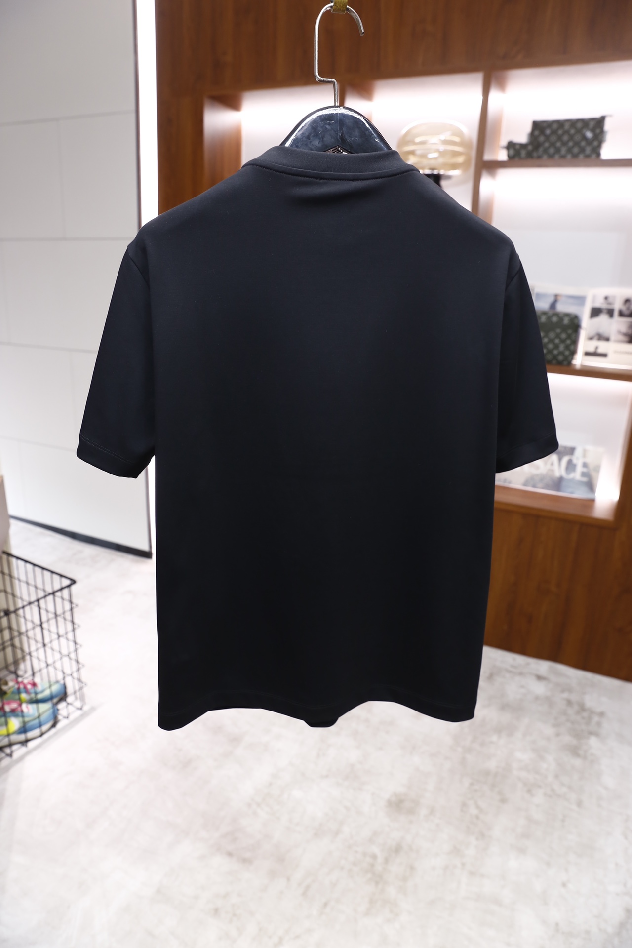 🔥芬迪/FENDI.2026早春新品！时尚男士百搭短袖👍采用基础圆领设计，版型为宽松的常规款，胸前品牌定