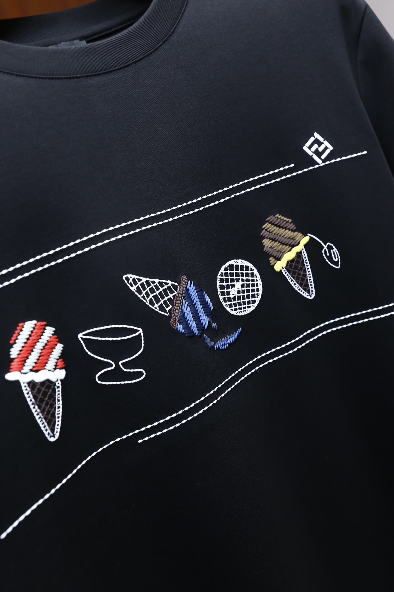 🔥芬迪/FENDI.2026早春新品！时尚男士百搭短袖👍采用基础圆领设计，版型为宽松的常规款，胸前品牌定