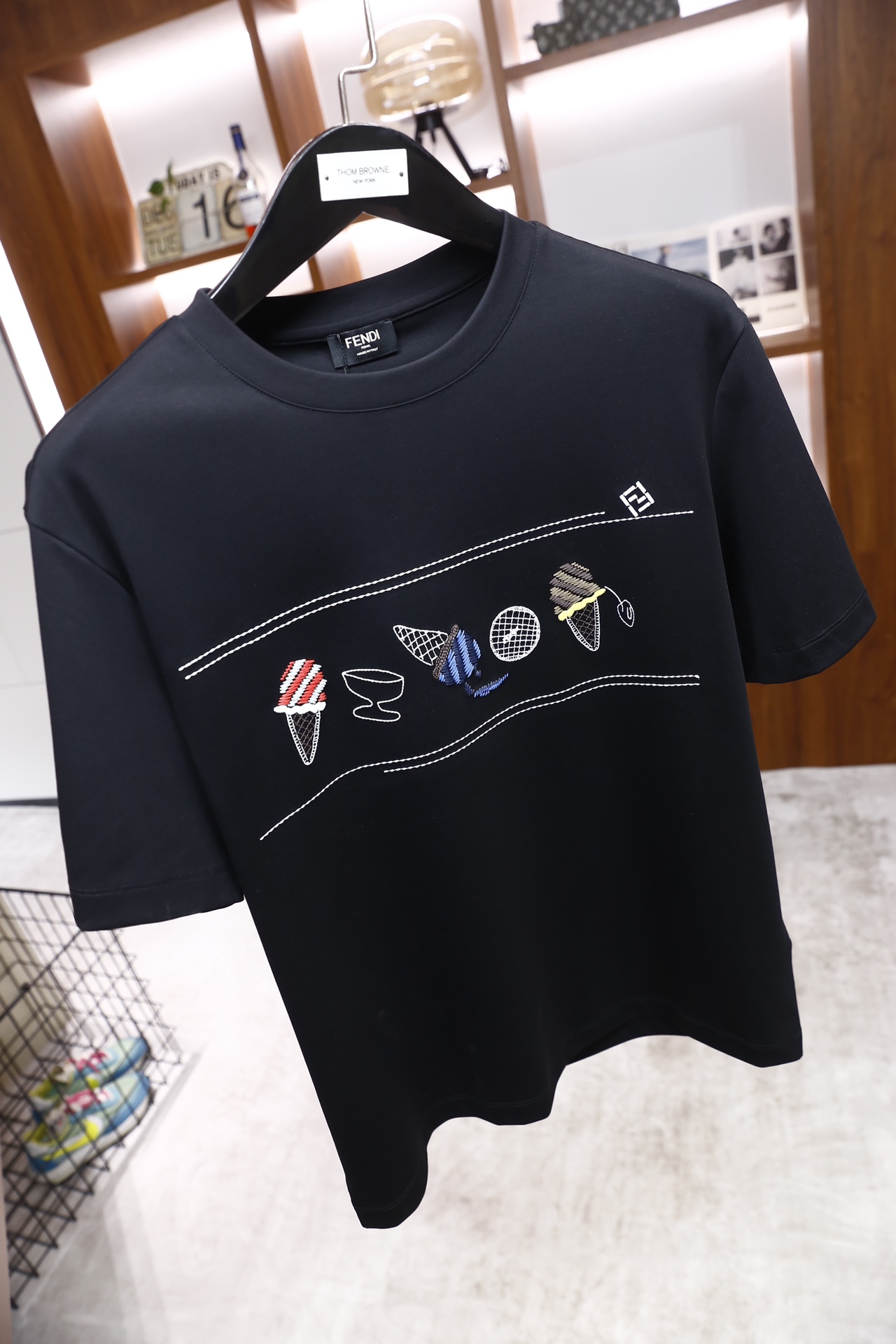 🔥芬迪/FENDI.2026早春新品！时尚男士百搭短袖👍采用基础圆领设计，版型为宽松的常规款，胸前品牌定