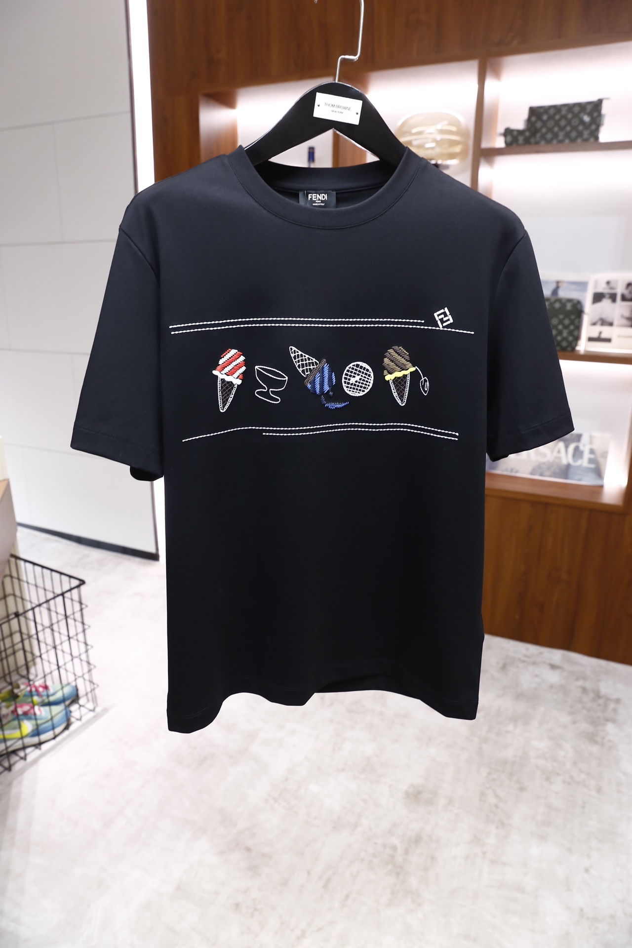 🔥芬迪/FENDI.2026早春新品！时尚男士百搭短袖👍采用基础圆领设计，版型为宽松的常规款，胸前品牌定