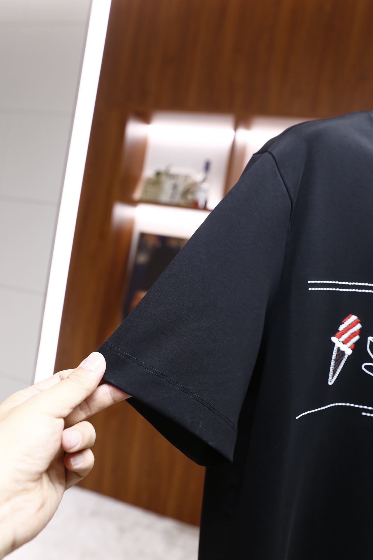 🔥芬迪/FENDI.2026早春新品！时尚男士百搭短袖👍采用基础圆领设计，版型为宽松的常规款，胸前品牌定