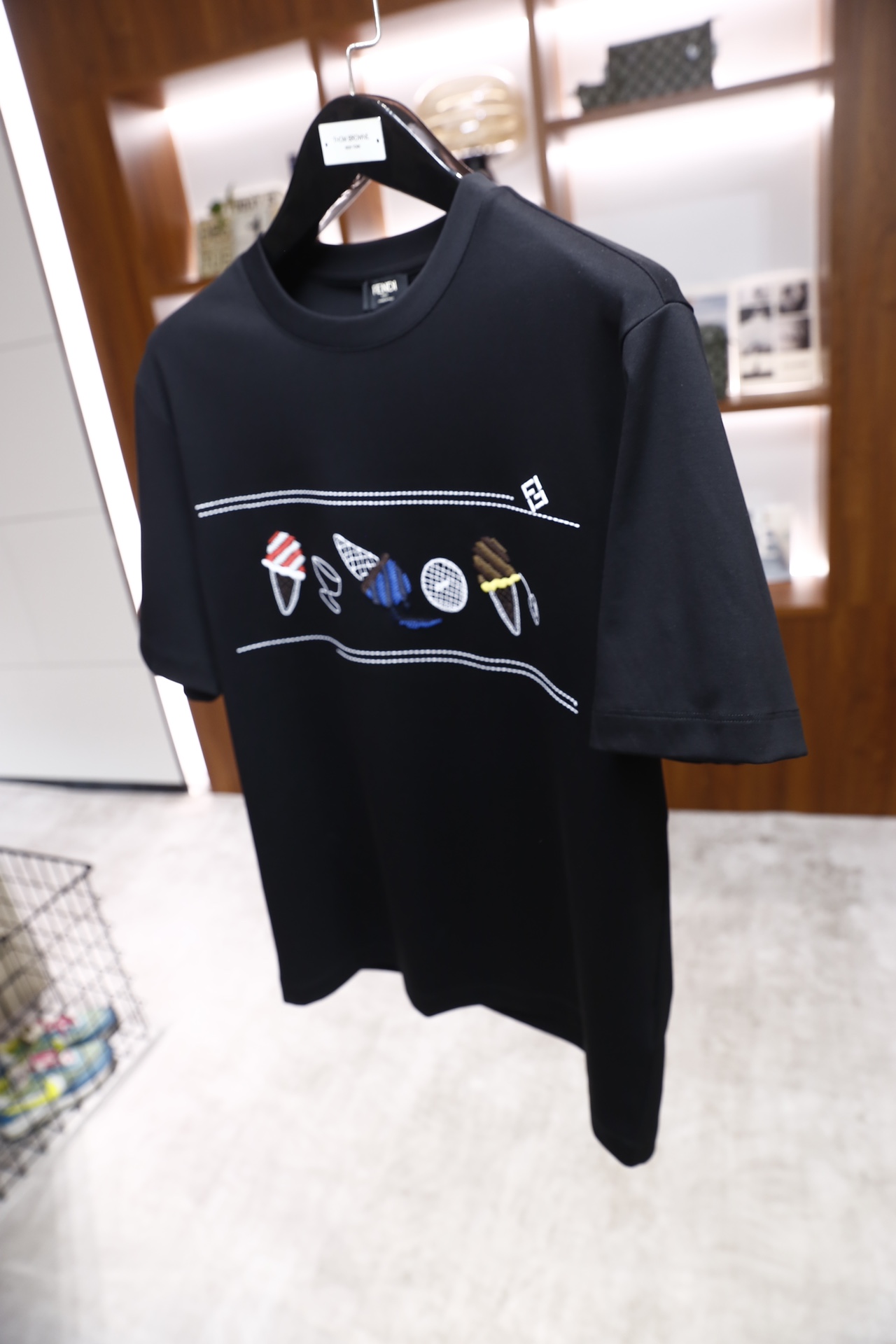 🔥芬迪/FENDI.2026早春新品！时尚男士百搭短袖👍采用基础圆领设计，版型为宽松的常规款，胸前品牌定