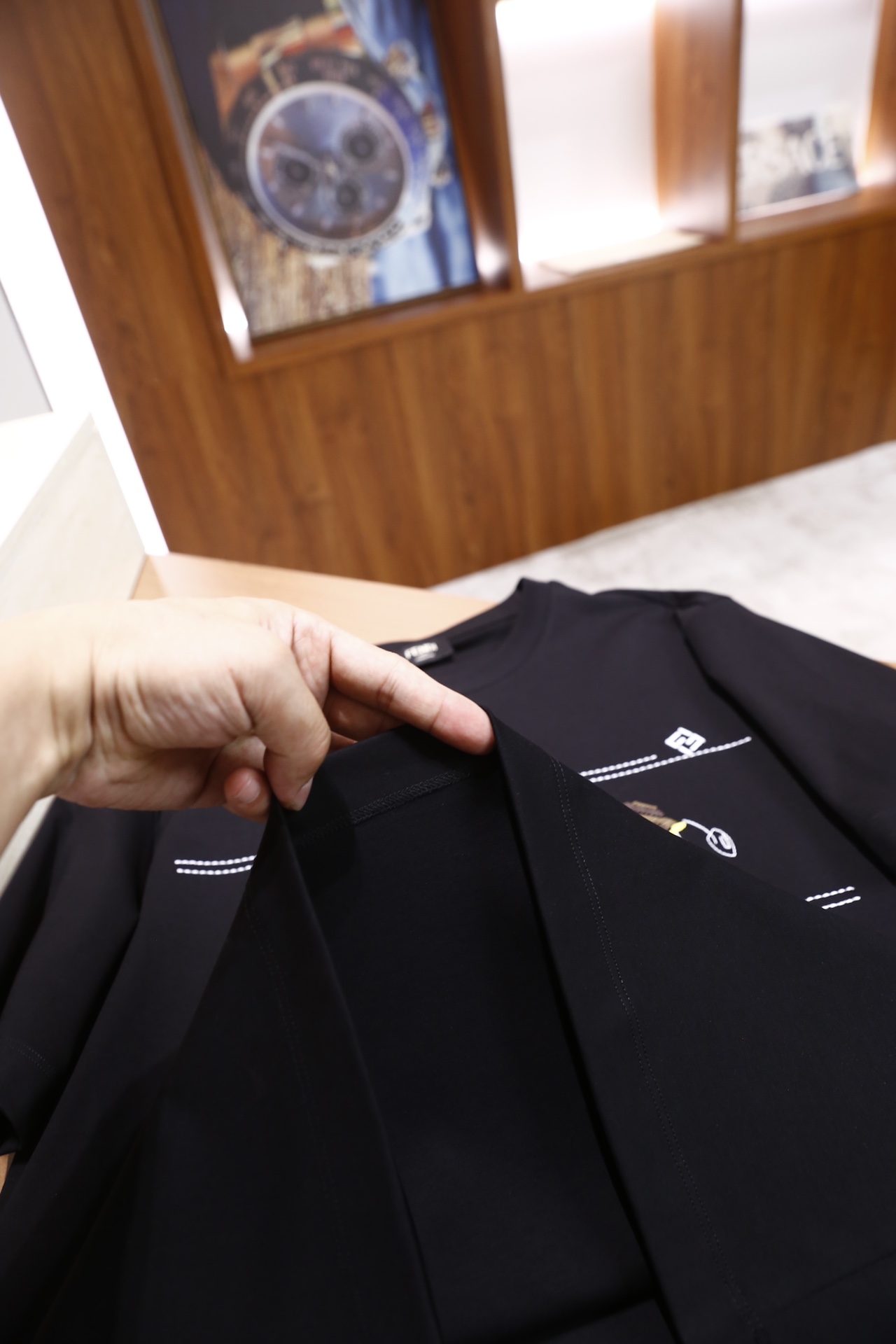 🔥芬迪/FENDI.2026早春新品！时尚男士百搭短袖👍采用基础圆领设计，版型为宽松的常规款，胸前品牌定