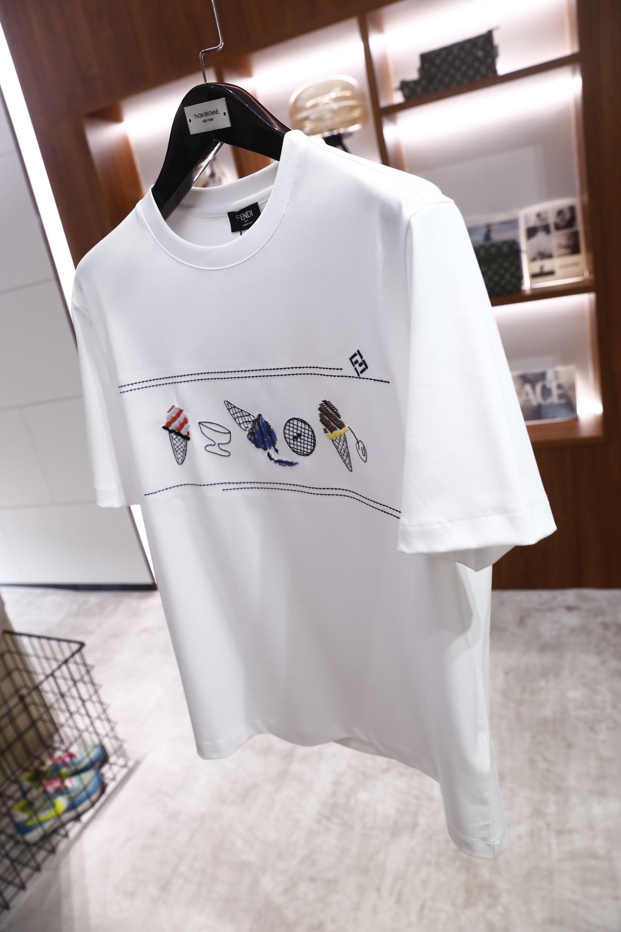 🔥芬迪/FENDI.2026早春新品！时尚男士百搭短袖👍采用基础圆领设计，版型为宽松的常规款，胸前品牌定