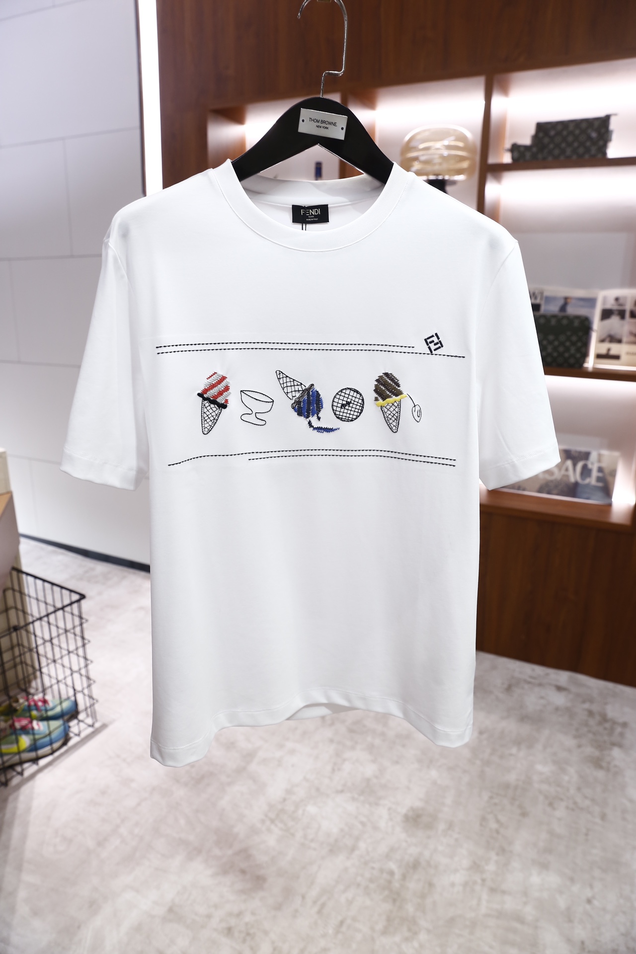 🔥芬迪/FENDI.2026早春新品！时尚男士百搭短袖👍采用基础圆领设计，版型为宽松的常规款，胸前品牌定